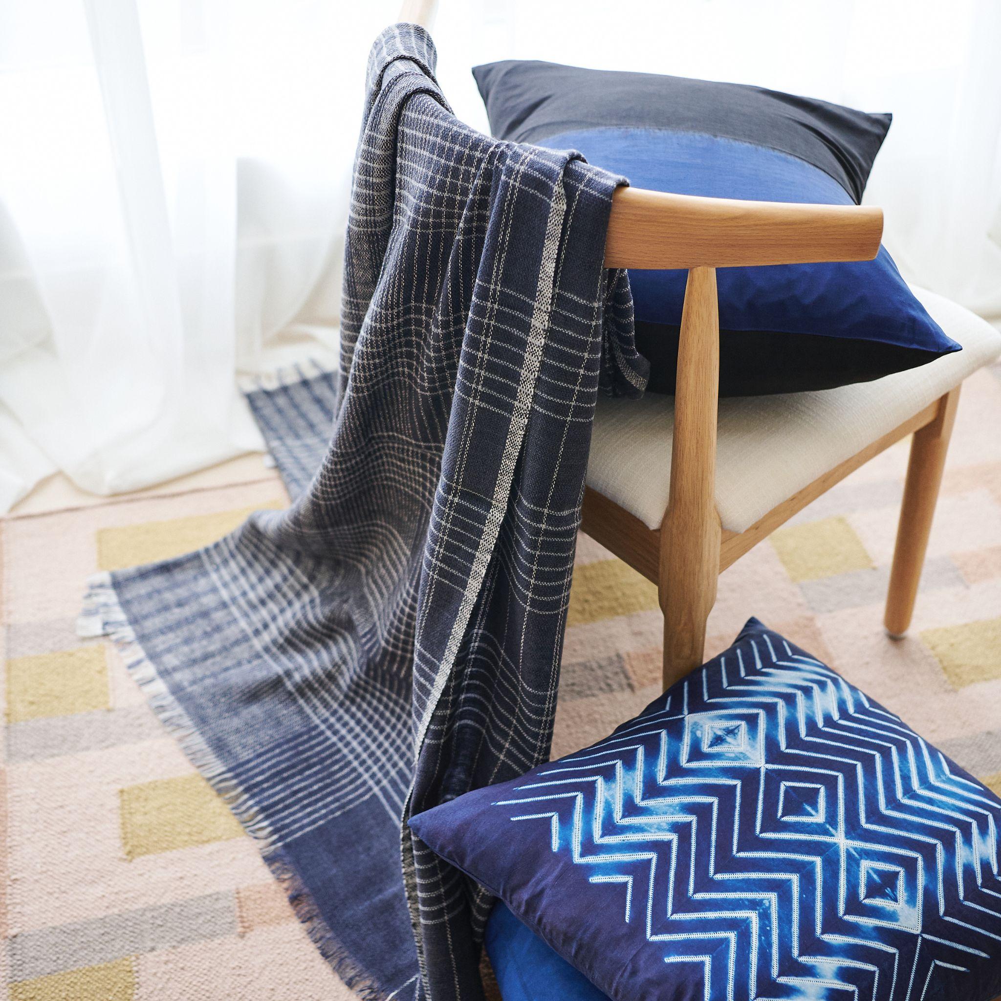 NAAMI  Almohada de Seda Shibori en Añil Moderno en venta
