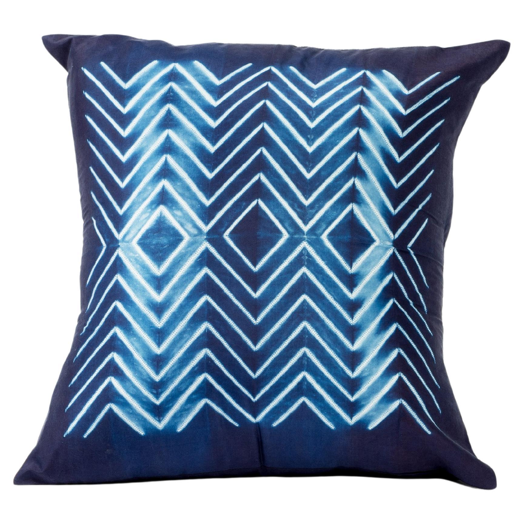 NAAMI  Coussin en soie Shibori en indigo