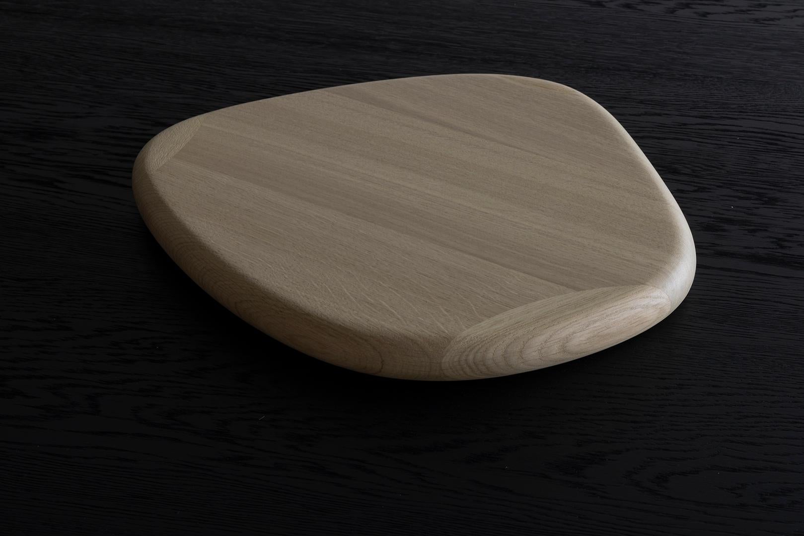Naan Salver by Van Rossum
Dimensions: D 50 x W 48 x H 4 cm
Materials: Oak


For over 40 years, Van Rossum has designed and handmade solid and sustainable furniture from the workshop in Bergharen, the Netherlands. Exquisite craftsmanship, imaginative