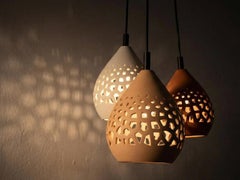 Naaya Cepa Coral 20" Lampe pendante en céramique faite à la main  Sculptural Gobo Fixture
