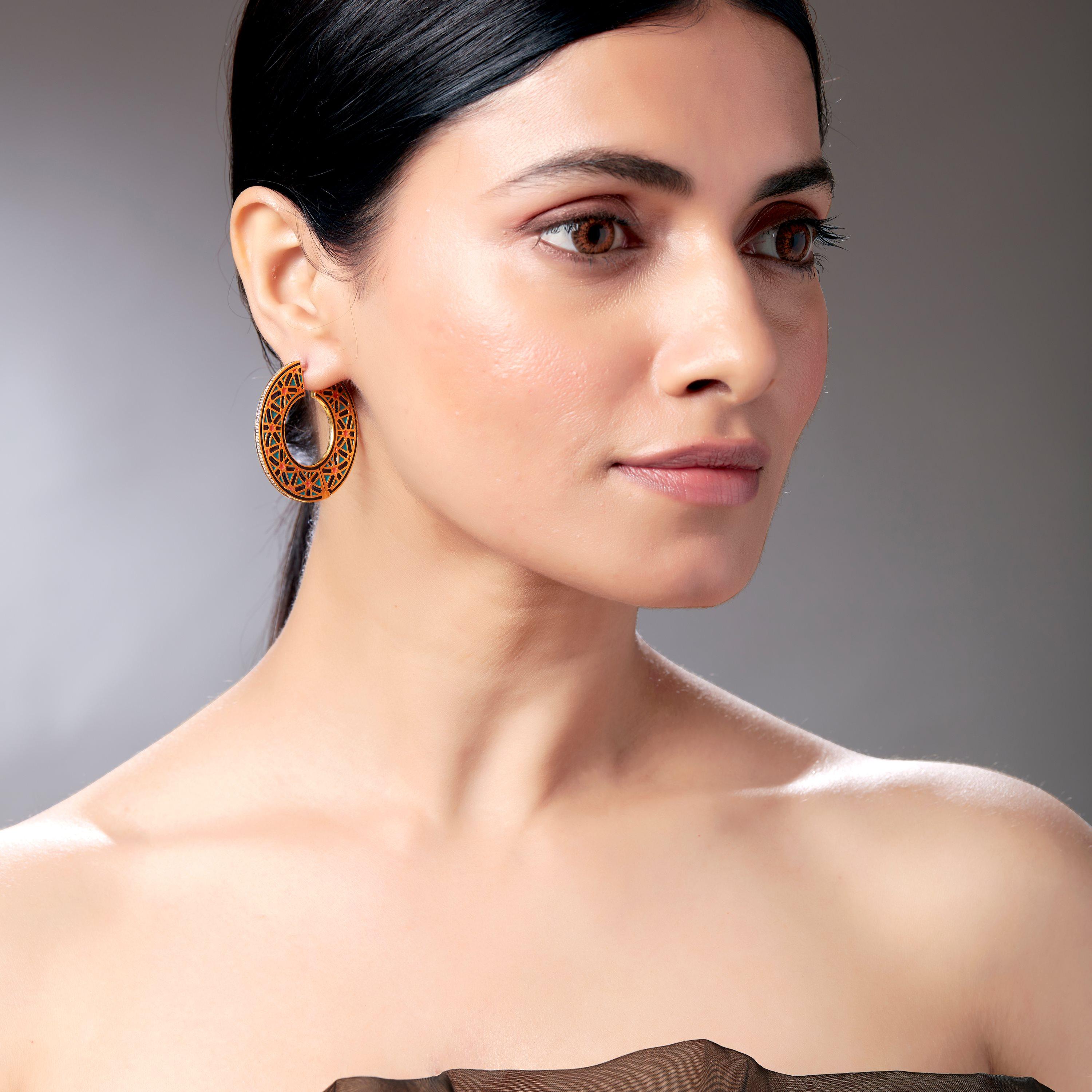 SOHNAA 18Kt Gold Diamond Enamel Miraas Naaz Circular Hoops Earrings In New Condition For Sale In Surat, IN