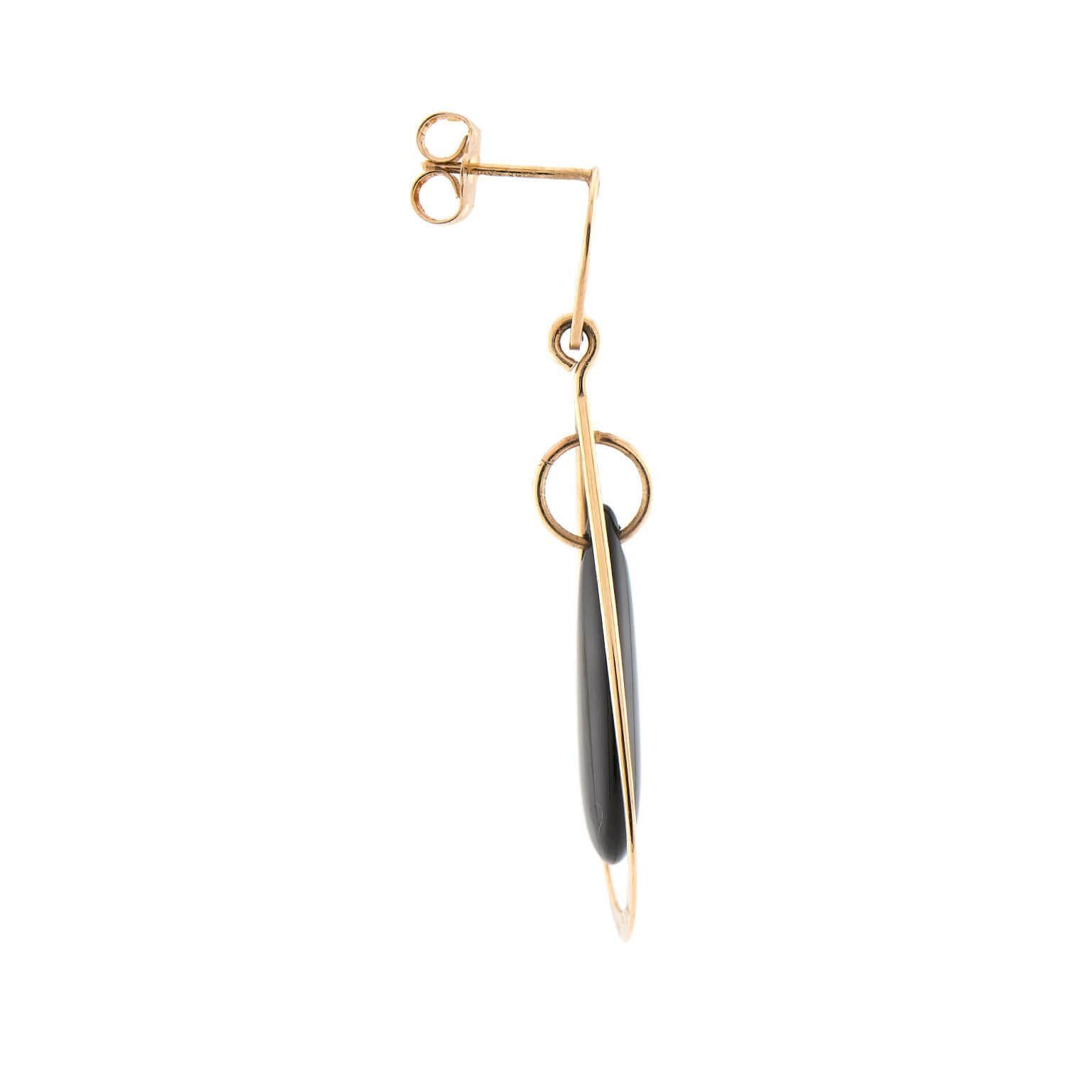 Un bellissimo paio di orecchini Estate in onice di Nabco! Realizzati in oro giallo 14kt, questi deliziosi orecchini sono caratterizzati da una montatura a goccia. Gli orecchini presentano poi un'altra maglia più grande a forma di goccia, con una