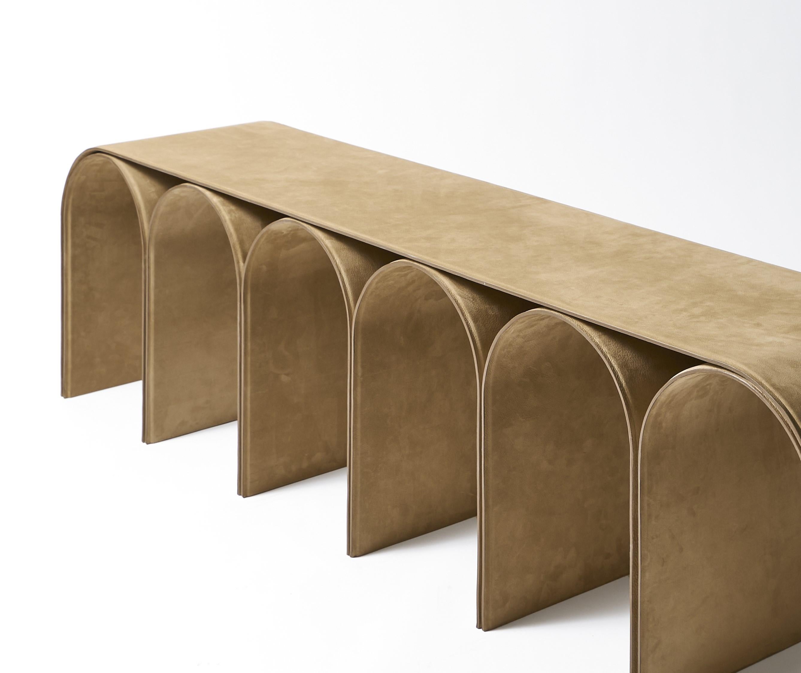 Nabuk Gold Arch Bench by Pietro Franceschini In New Condition For Sale In Geneve, CH