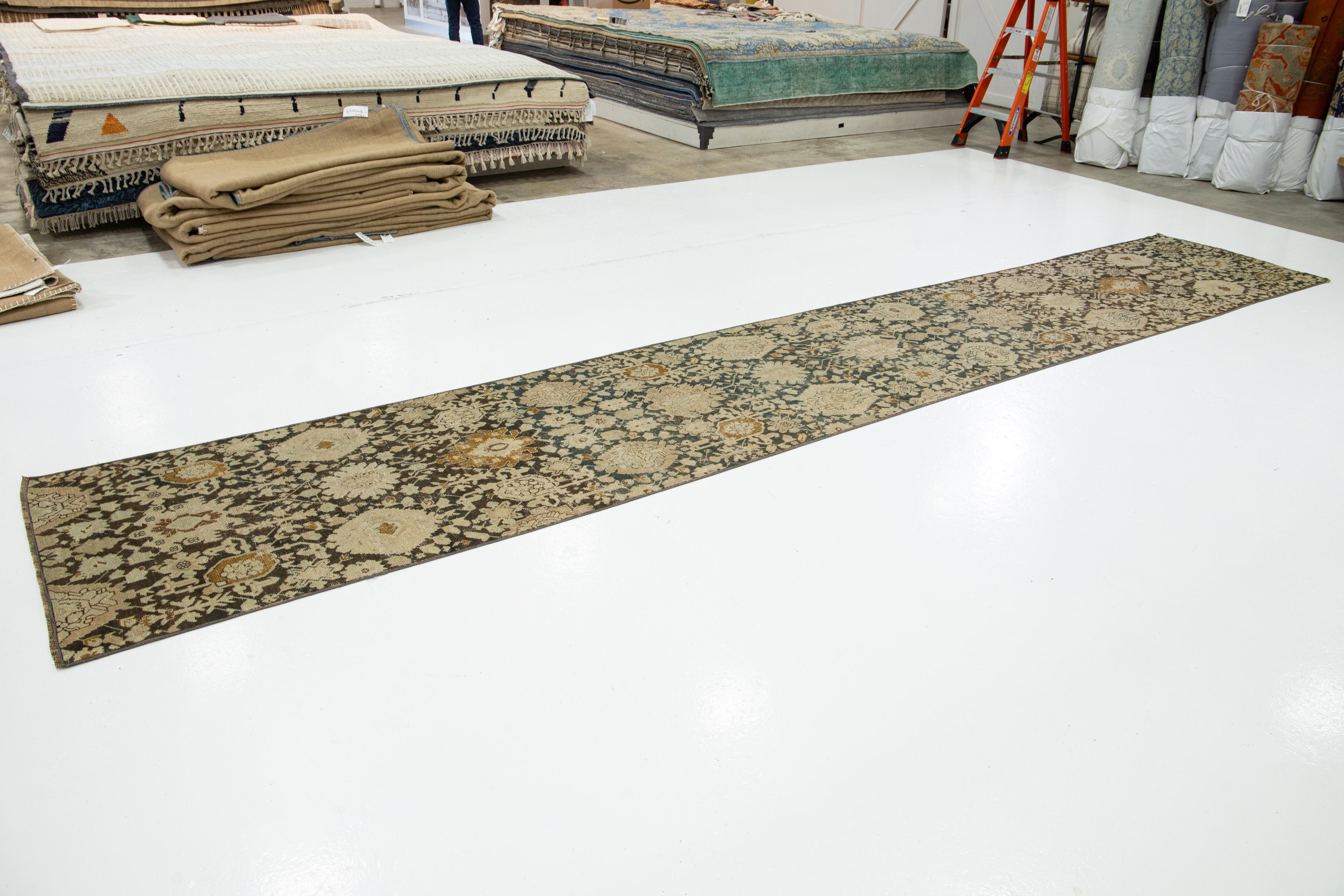 Azero Runner in lana Karabaugh blu antico Nabi Design con motivo floreale in vendita
