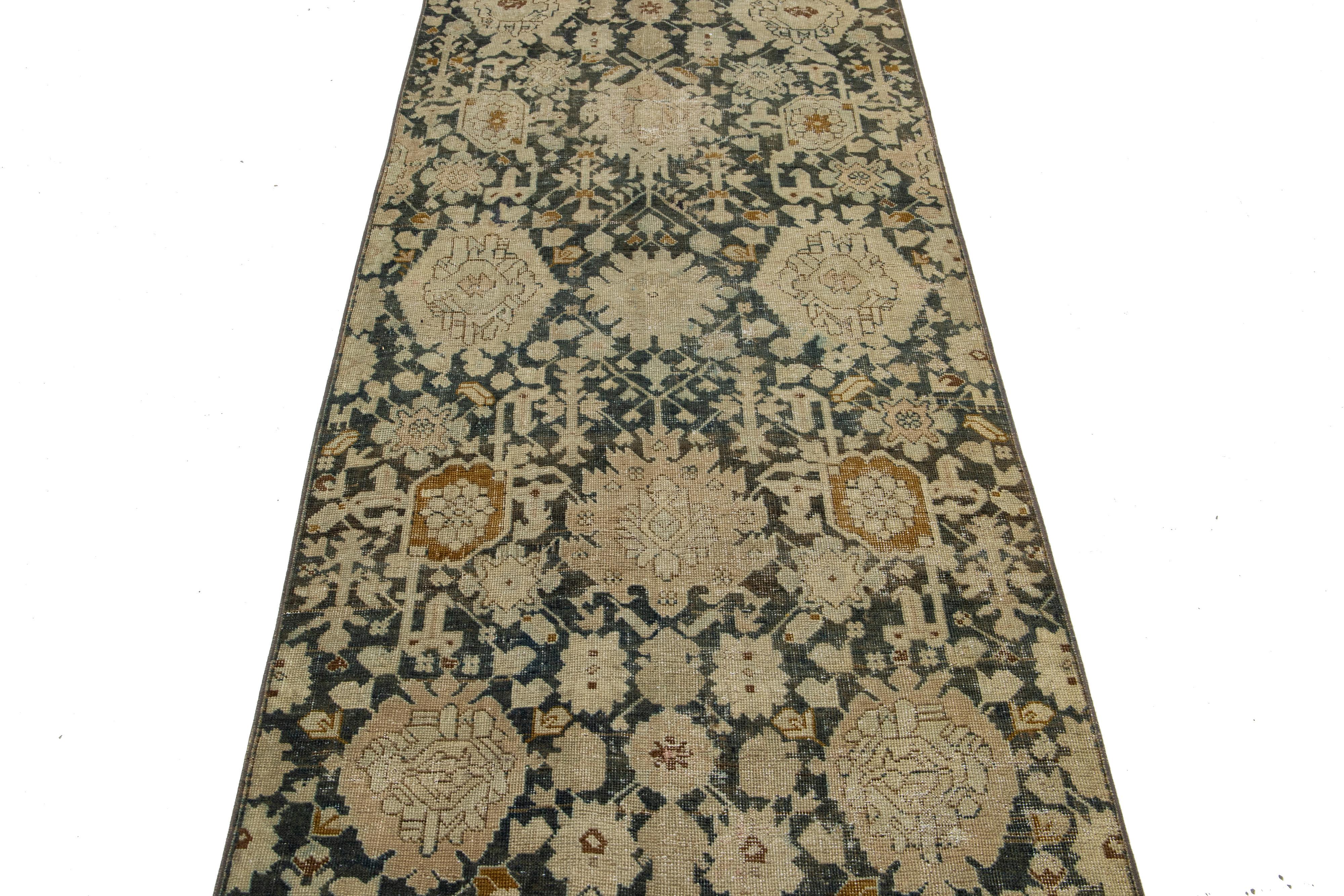 Annodato a mano Runner in lana Karabaugh blu antico Nabi Design con motivo floreale in vendita