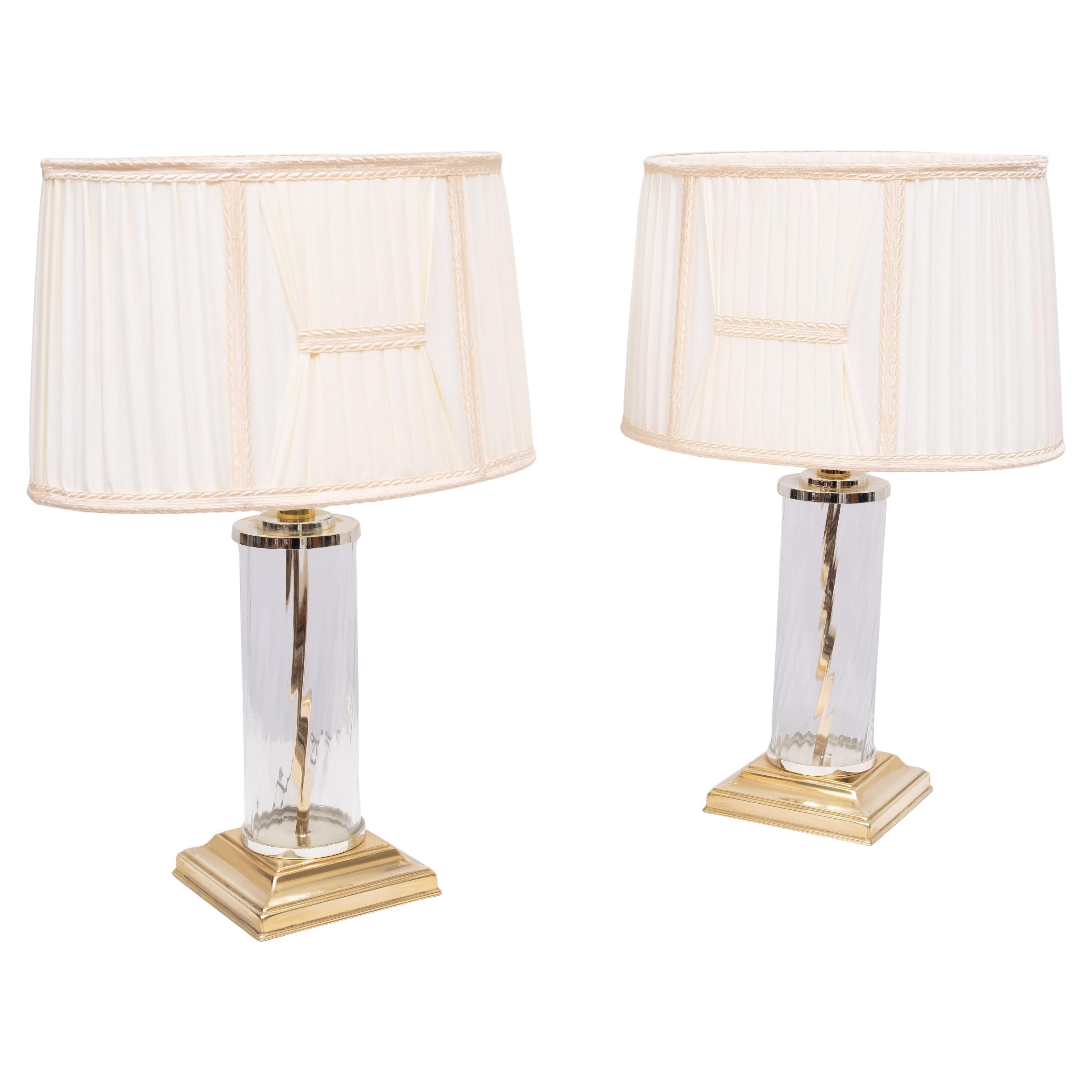 Muy bonito par de lámparas de mesa .Cilindro de vidrio Base de latón ,
viene con sus bellas tonalidades originales ,y todavia en muy buen estado .
Hollywood Regency Años 70 Alemania .
