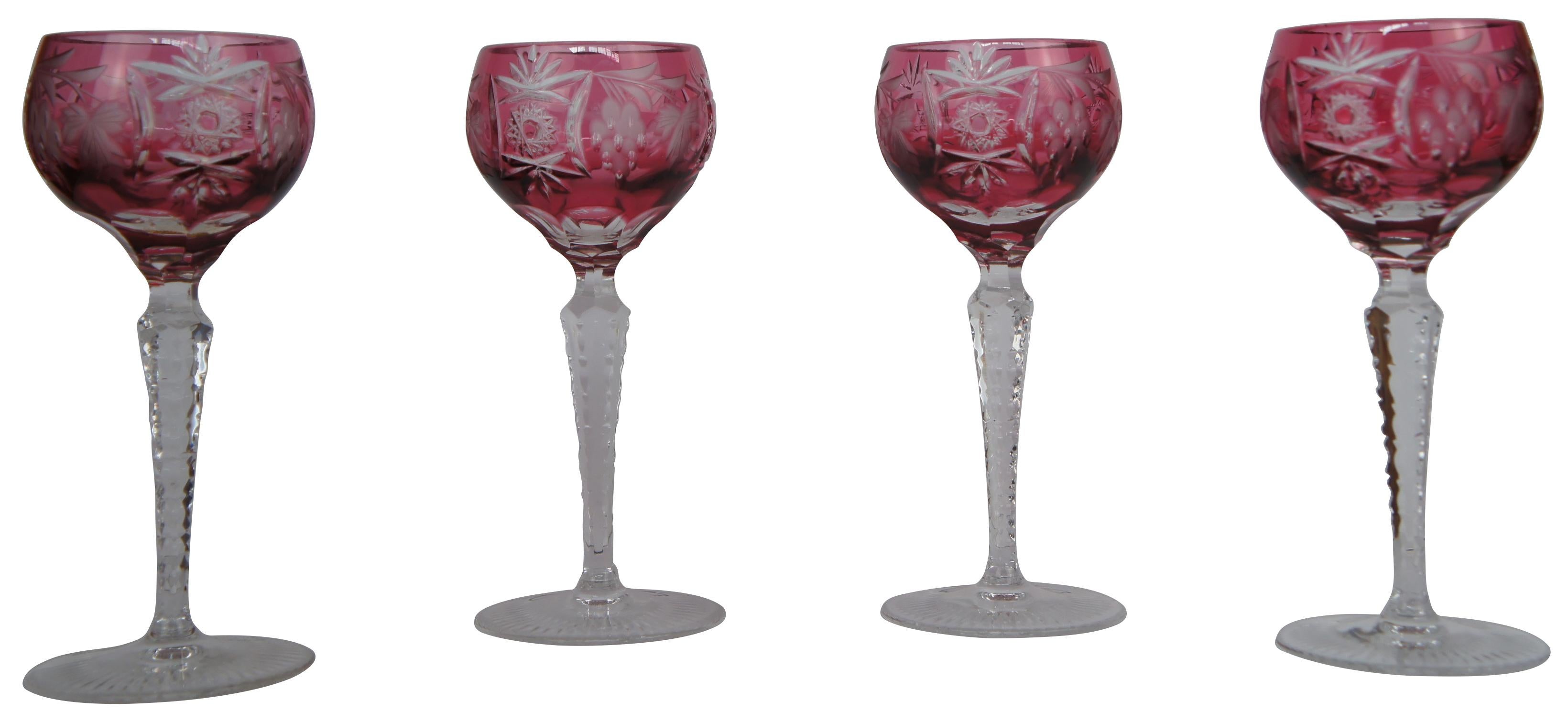 Set de bar vintage Nachtmann Traube bohémien / bavarois comprenant quatre verres à liqueur en cristal (jarret de vin) et une carafe assortie avec cranberry (rouge / rose) taillée en finition transparente représentant des raisins et des