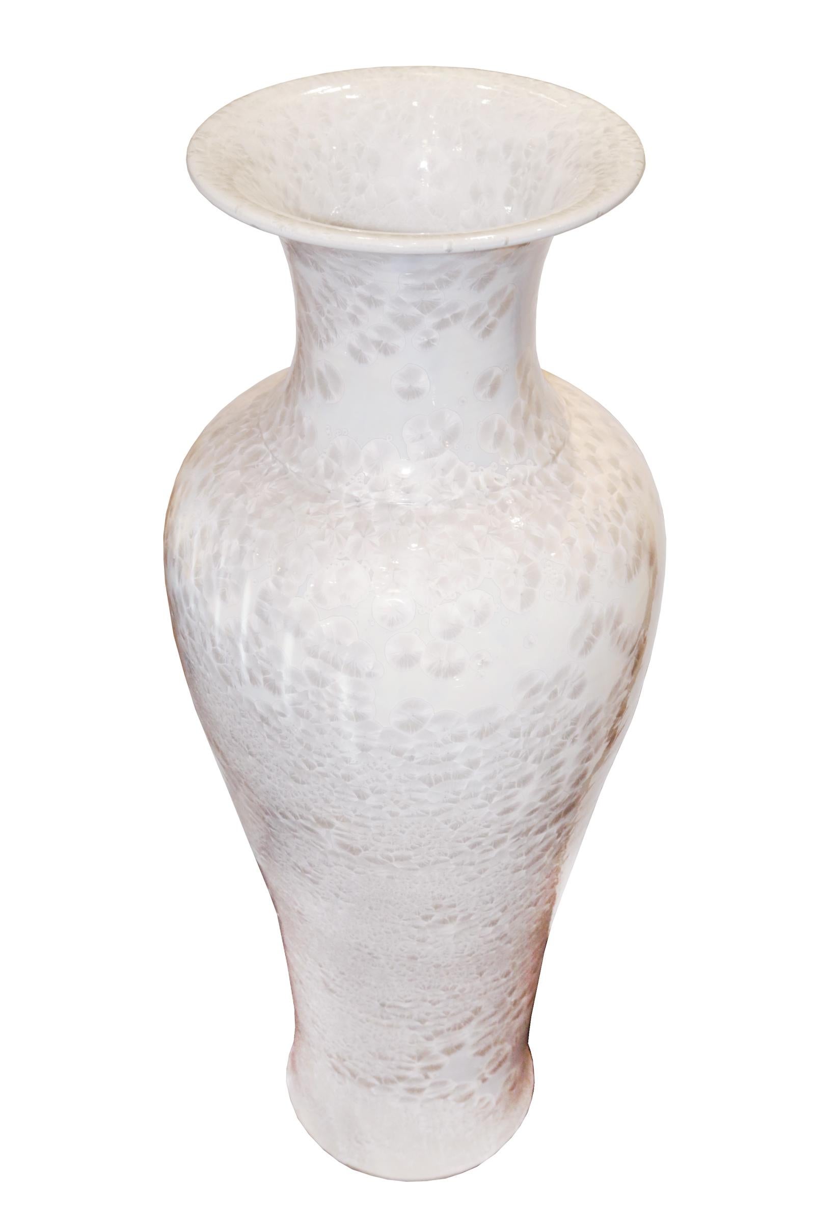 Vase nacre white medium
In lacquered porcelain.