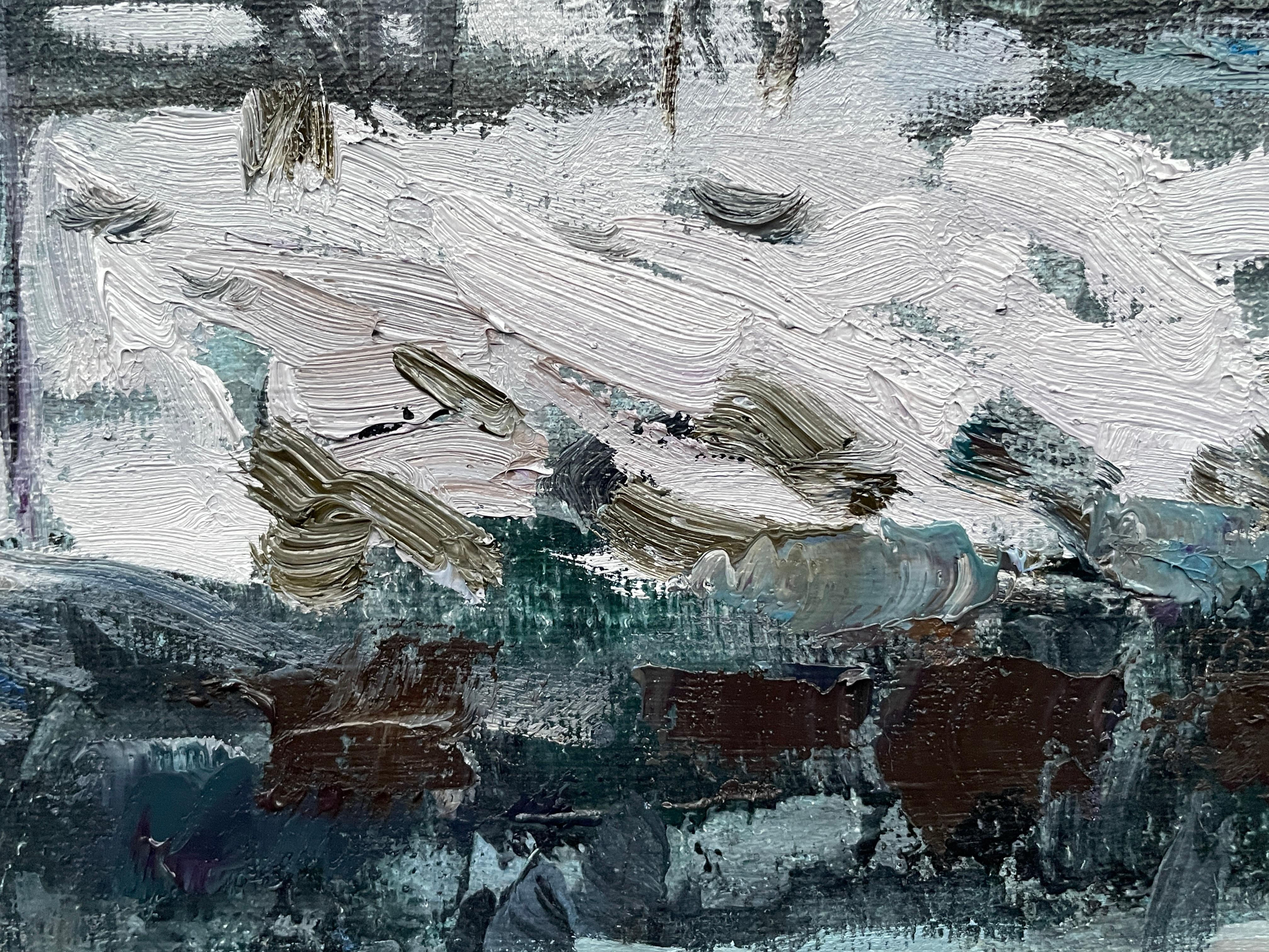 Dieses bezaubernde Kunstwerk zeigt eine ruhige Winterlandschaft mit einem malerischen Dorf, das an einem ruhigen, spiegelnden Gewässer liegt. Die leuchtenden Farben der Häuser des Dorfes bilden einen schönen Kontrast zum verschneiten Hintergrund und