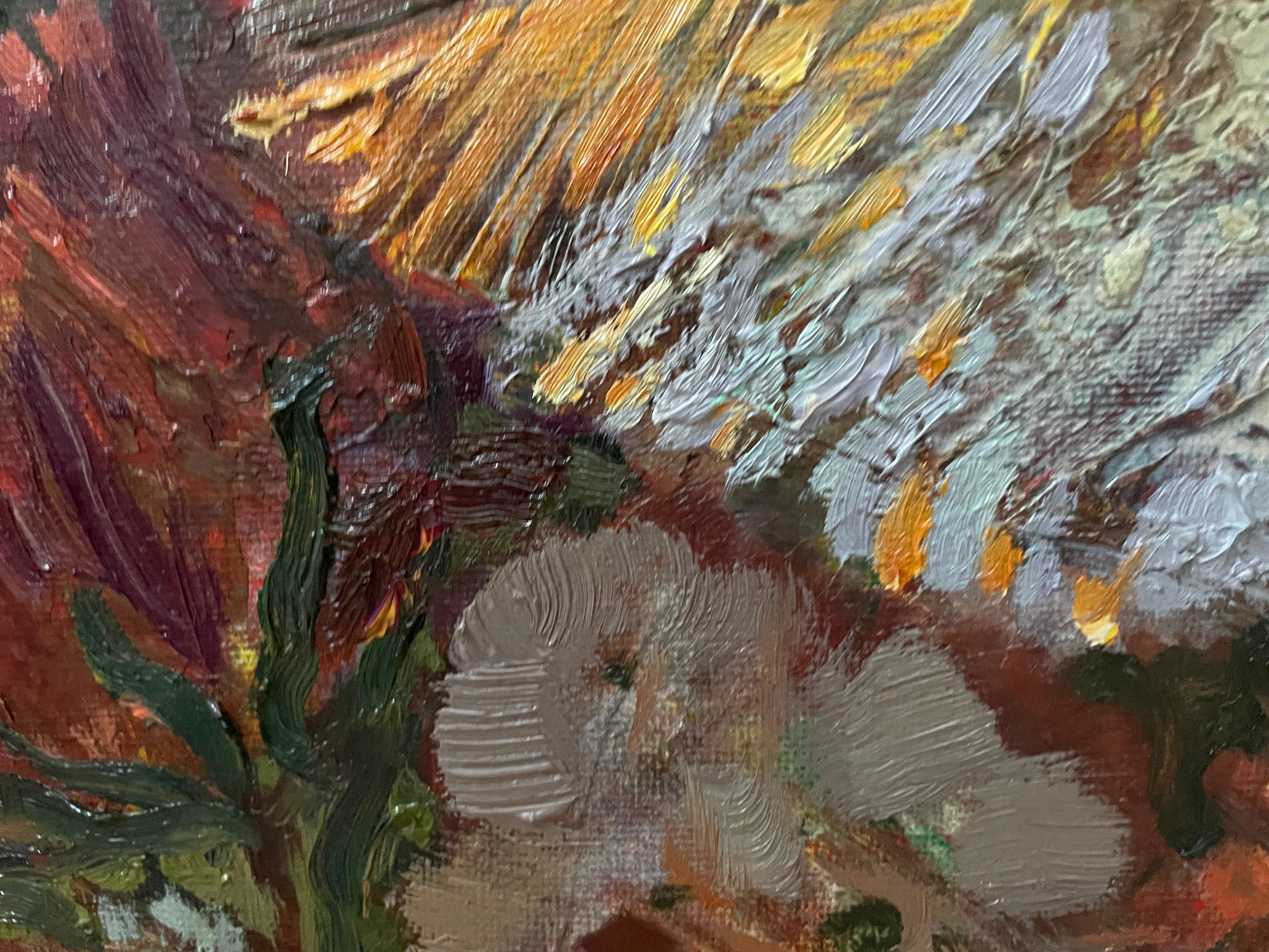 Dieses Kunstwerk zeigt einen lebhaften Blumenstrauß in einer strukturierten Keramikvase. Die Komposition strotzt vor einer Vielzahl von Blumenarten, von denen jede einzelne mit reichen und lebendigen Farbtönen versehen ist. Sanftes Weiß, tiefes