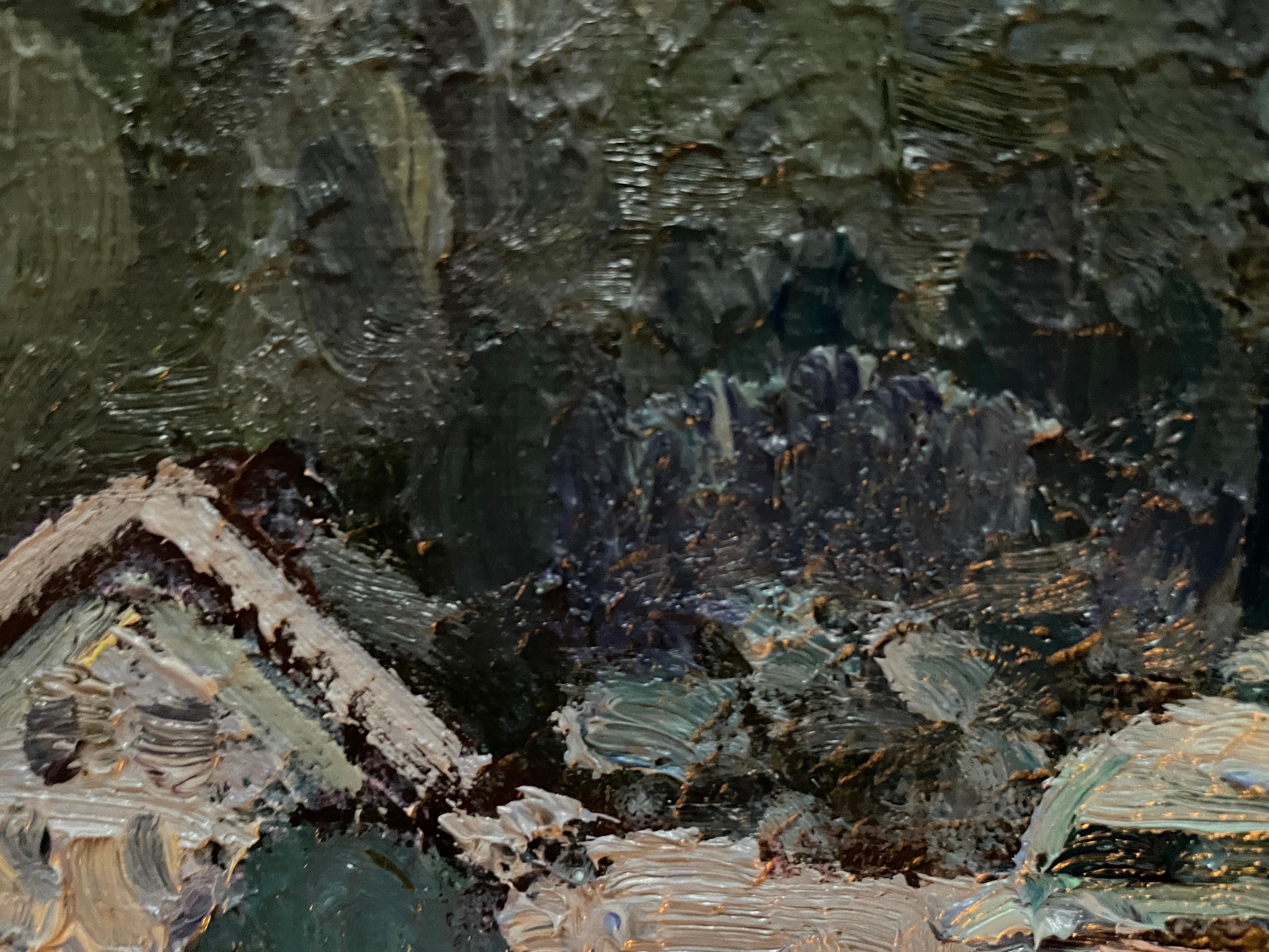 Dieses Kunstwerk fängt einen heiteren Winterabend in einer malerischen Hafenstadt ein. Eine Reihe malerischer, traditioneller Gebäude, jedes mit einzigartig gemusterten Fassaden, säumen die Uferpromenade, deren warme Lichter sich glänzend auf dem