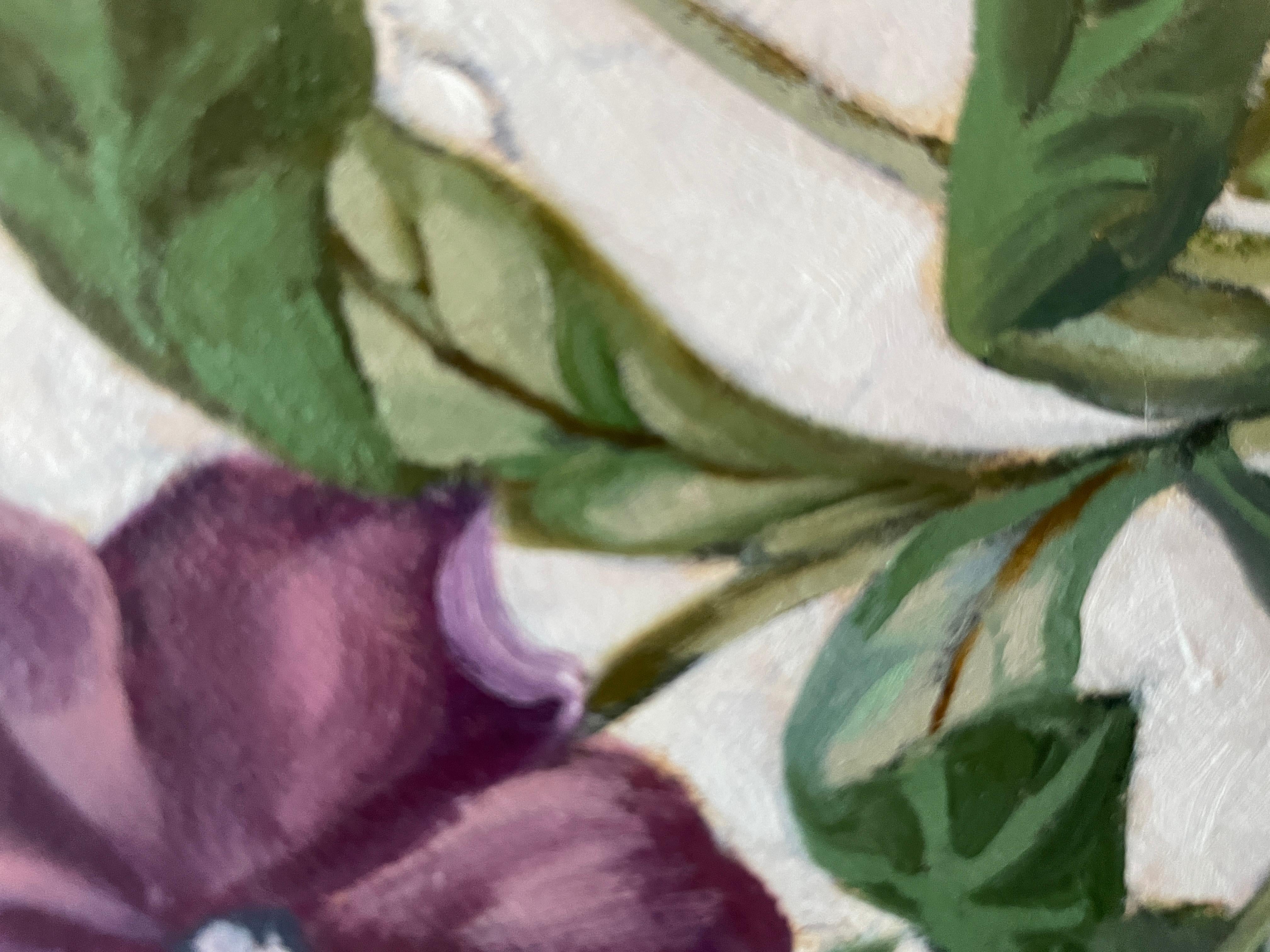 Dieses exquisite, auf eine runde Leinwand gemalte Kunstwerk zeigt eine lebendige Blumenpracht in sattem Violett und erdigem Grün. Die Komposition fängt auf elegante Weise die Blüten in verschiedenen Stadien ein, von der Knospe bis zur vollen Blüte,