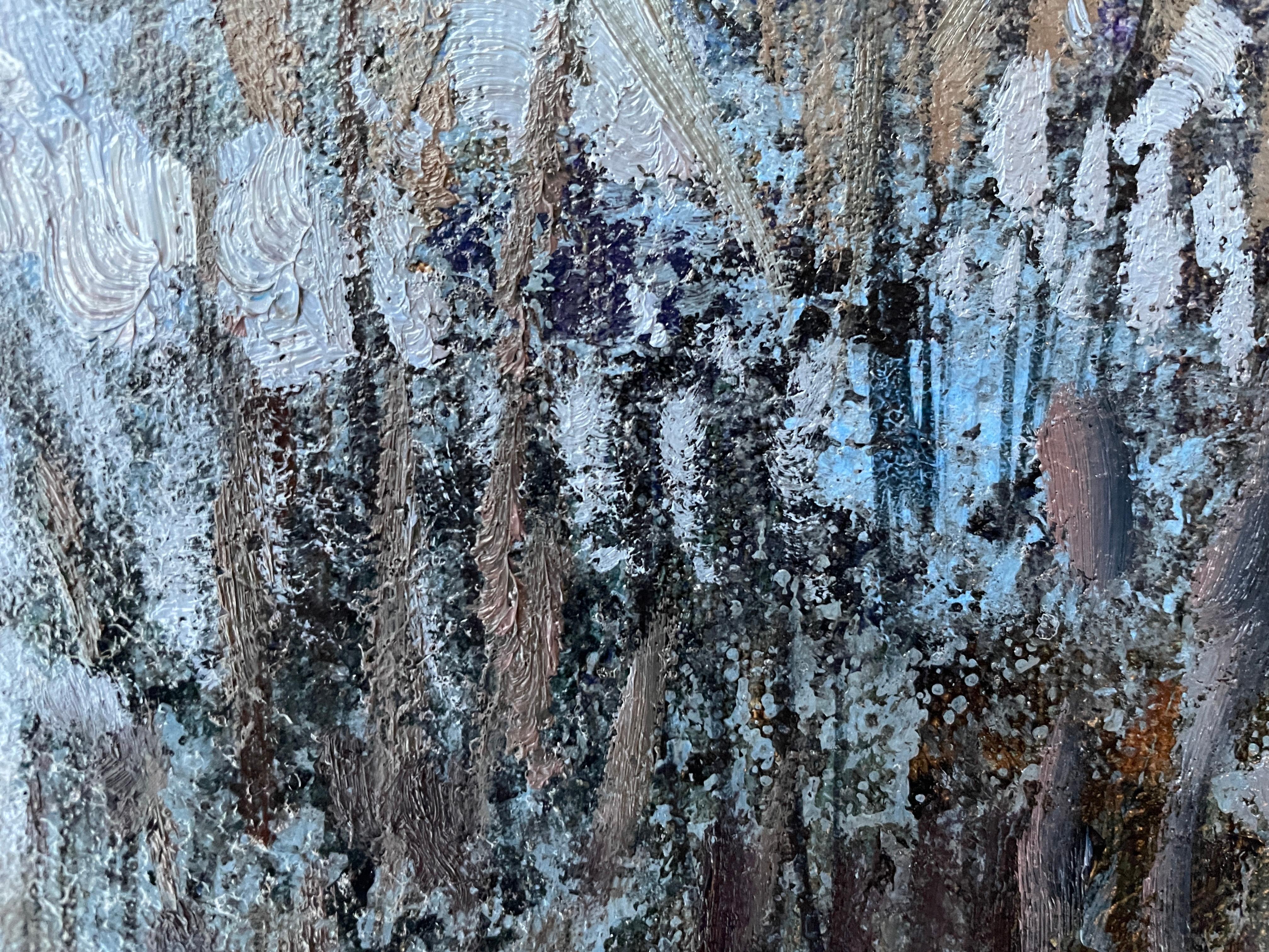 Dieses Kunstwerk fängt eine ruhige Winterlandschaft ein, in der sich eine malerische Reihe von pastellfarbenen Häusern an einen dichten, schneebedeckten Wald schmiegt. Die zarten Farbtöne der Gebäude - zarte Rosa-, Blau- und Grüntöne - stehen in