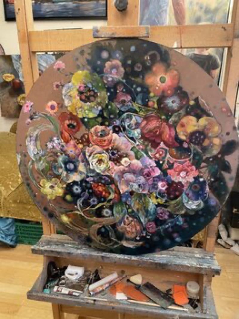 Ballo circolare dei fiori 2 . Pittura a olio su tela rotonda - Still-Life Painting Nero di Nadezda Stupina