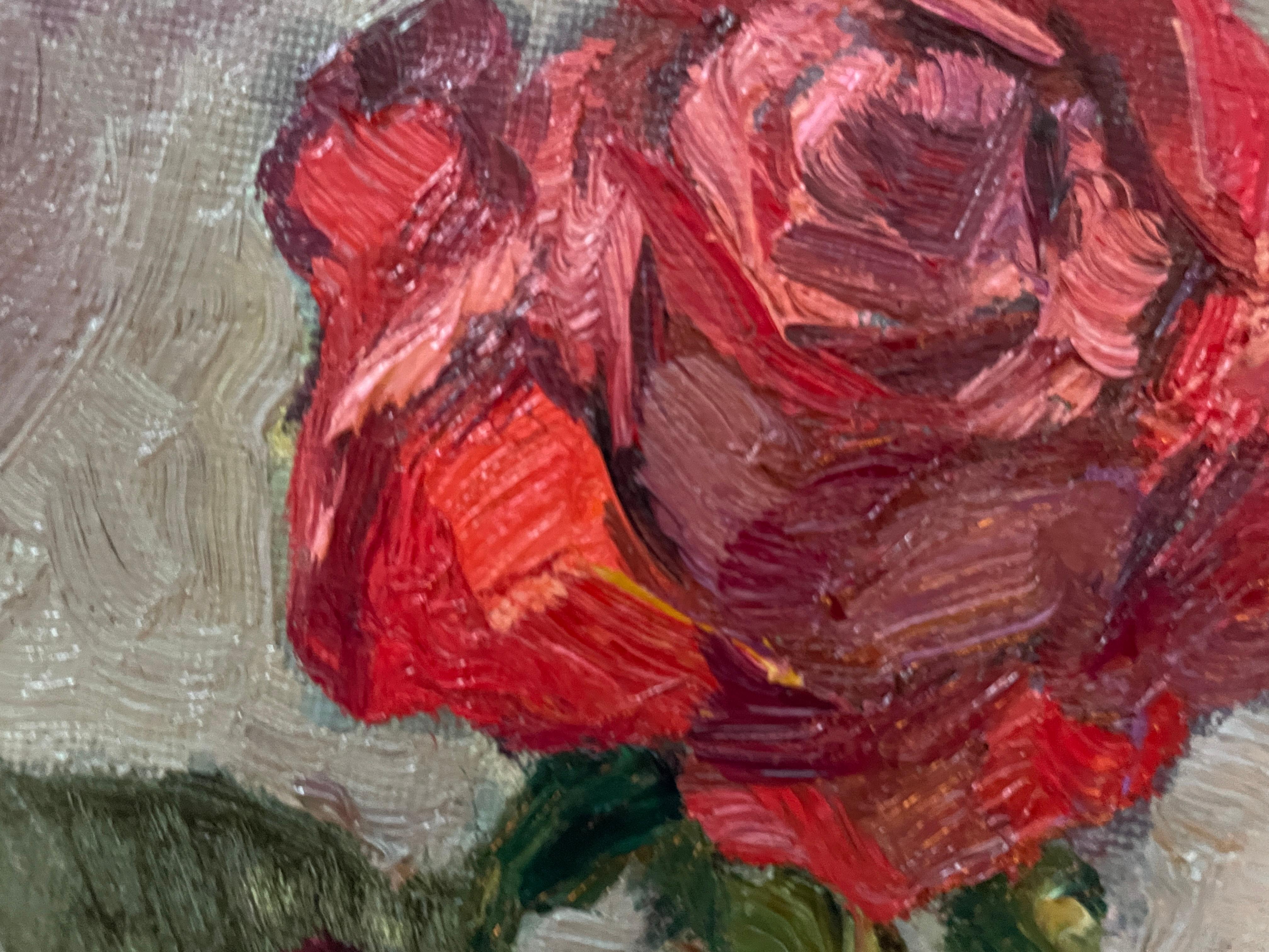 Dieses Kunstwerk zeigt eine runde Leinwand mit einem leuchtenden Rosenstrauß in einer dekorativen Vase, die Elemente des Impressionismus und des Realismus miteinander verbindet. Die satten Farbtöne der roten, rosa und weißen Rosen kontrastieren