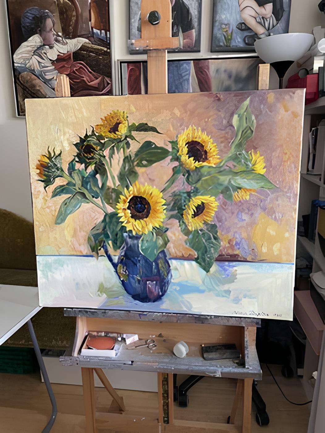 Sonnenblumen in einer blauen Vase im Angebot 2