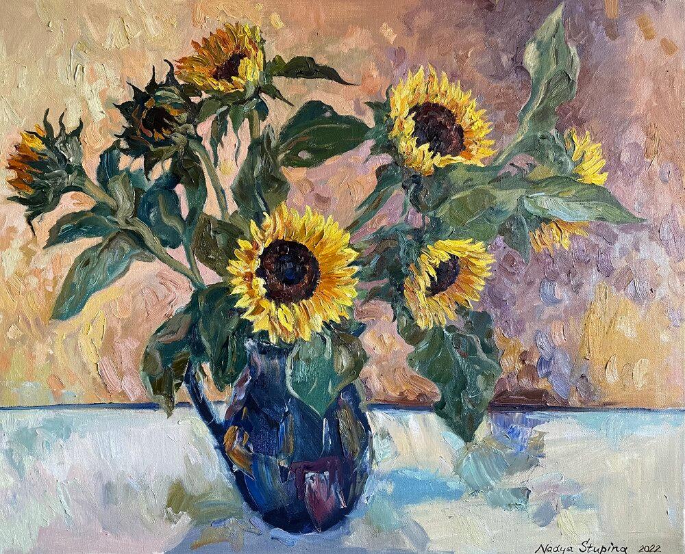 Nadezda Stupina Still-Life Painting – Sonnenblumen in einer blauen Vase