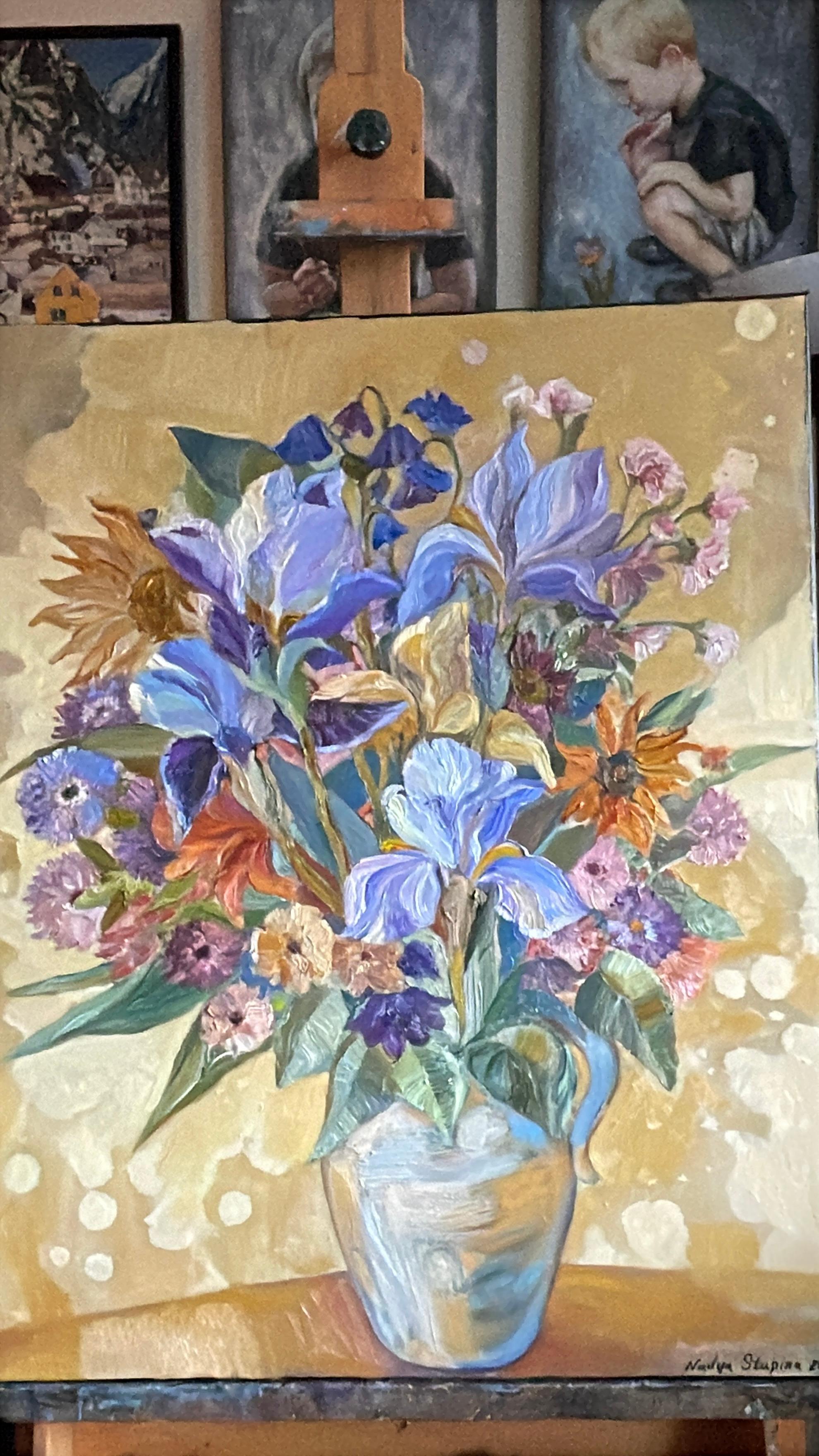 Dieses lebhafte Kunstwerk zeigt einen exquisiten Blumenstrauß in einer klassischen Vase. Die Komposition strotzt vor lebendigen Tönen in Lila, Blau, Rosa und Orange und bildet eine harmonische Farbsymphonie. Die zarten Blütenblätter von