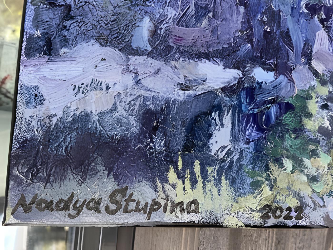 In diesem Gemälde wollte ich die raue Beständigkeit der Natur einfangen. Ich habe Acryl- und Ölfarben verwendet, um die Texturen zu mischen und die raue Schönheit der natürlichen Welt wiederzugeben. Die Komposition, die in der bildenden Kunst und im