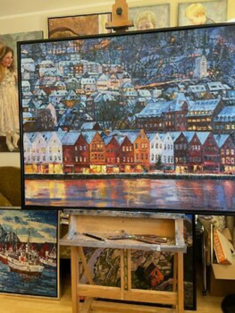 Nel realizzare questo dipinto a olio, ho cercato di racchiudere la serena bellezza di una serata invernale. Il contrasto tra il calore delle finestre illuminate e il fresco crepuscolo ha conferito all'opera un senso di accogliente intimità contro il