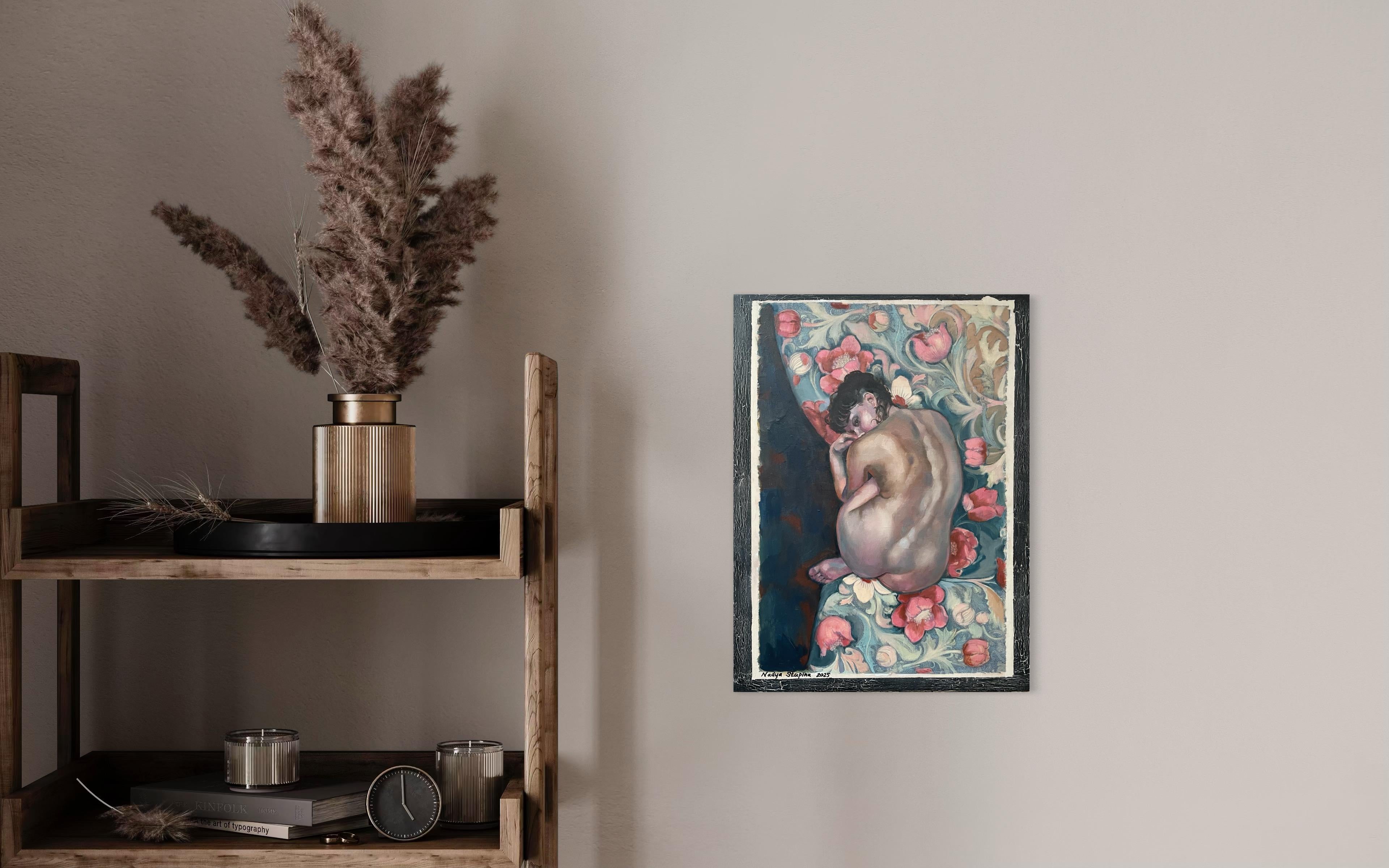 Dieses faszinierende Kunstwerk fängt einen introspektiven Moment ein und zeigt eine einsame, nach innen gekrümmte Figur, die ein Gefühl von Verletzlichkeit und Introspektion vermittelt. Die Haut der Figur ist in weichen, gedämpften Tönen gehalten,