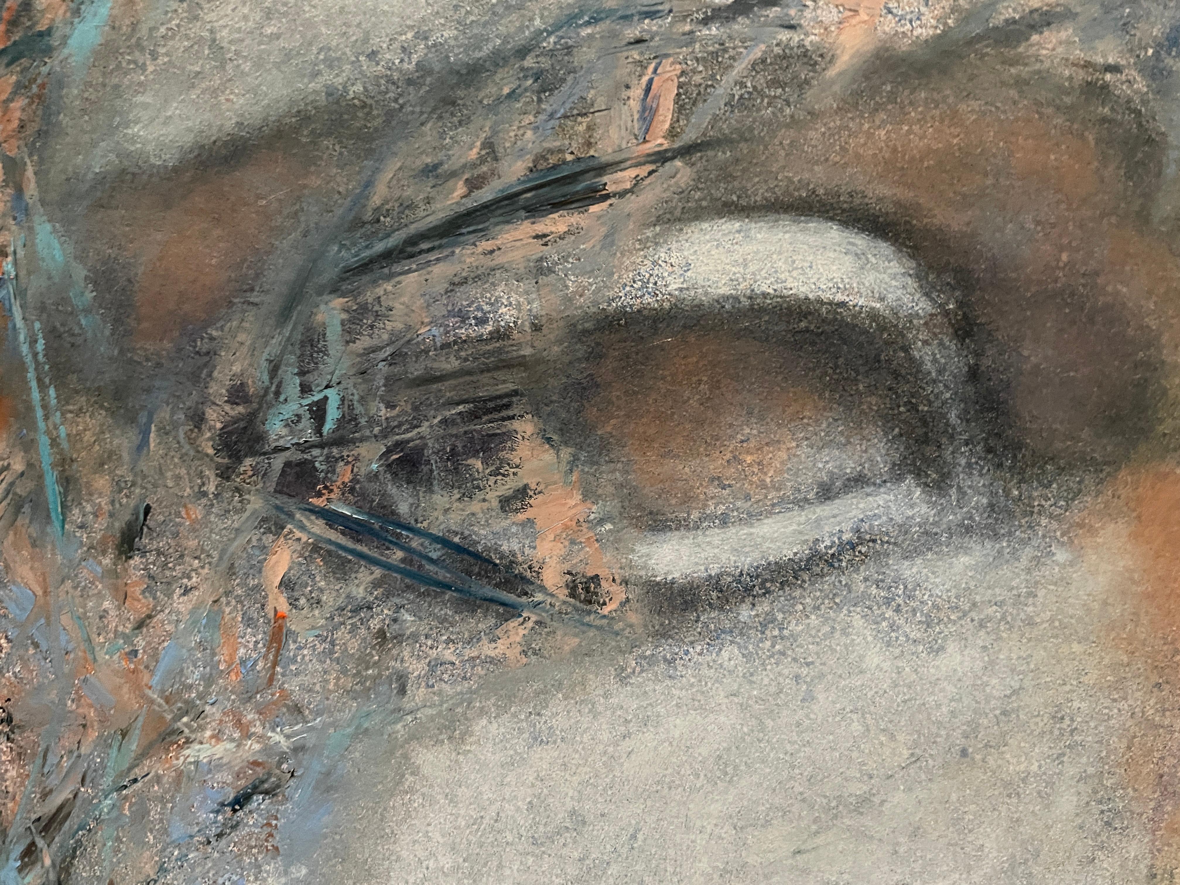 Dieses ausdrucksstarke Kunstwerk ist ein abstraktes und strukturiertes Bild des Gesichts, das aus einer bunten Mischung von Farben und Strichen entsteht. Das Gesicht ist teilweise verdeckt und fügt sich harmonisch in den Hintergrund aus gedrehten
