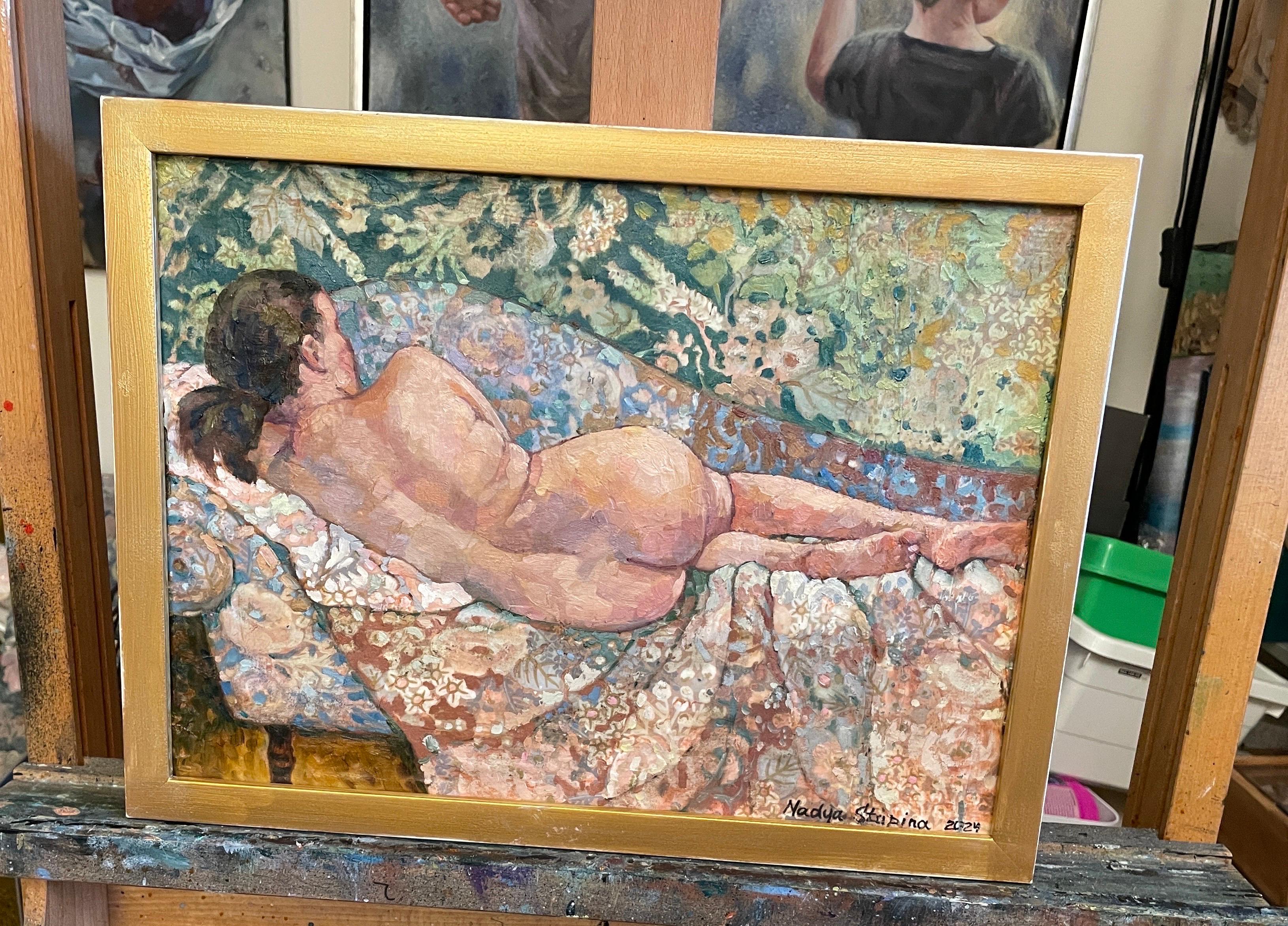 Quest'opera d'arte presenta una scena profondamente accattivante di una figura nuda che si sdraia pensierosa su un divano dai ricchi motivi. L'intricatezza dello sfondo floreale si fonde perfettamente con il tessuto che ricopre i mobili, creando una