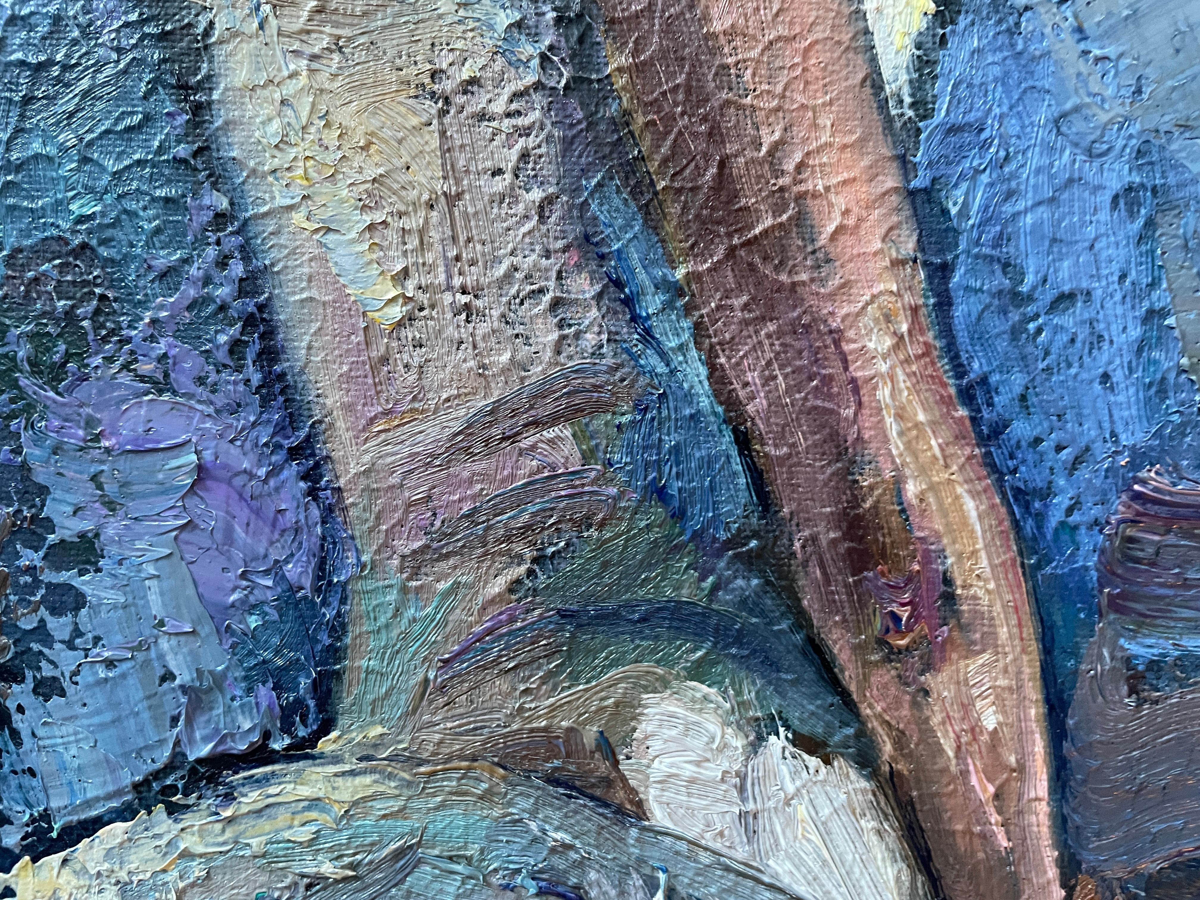 Esta obra de arte capta vívidamente la elegancia equilibrada de una bailarina tras las cortinas. La bailarina permanece de pie con gracia, vestida con un clásico tutú blanco y zapatillas de ballet, encarnando un momento de calma antes de la