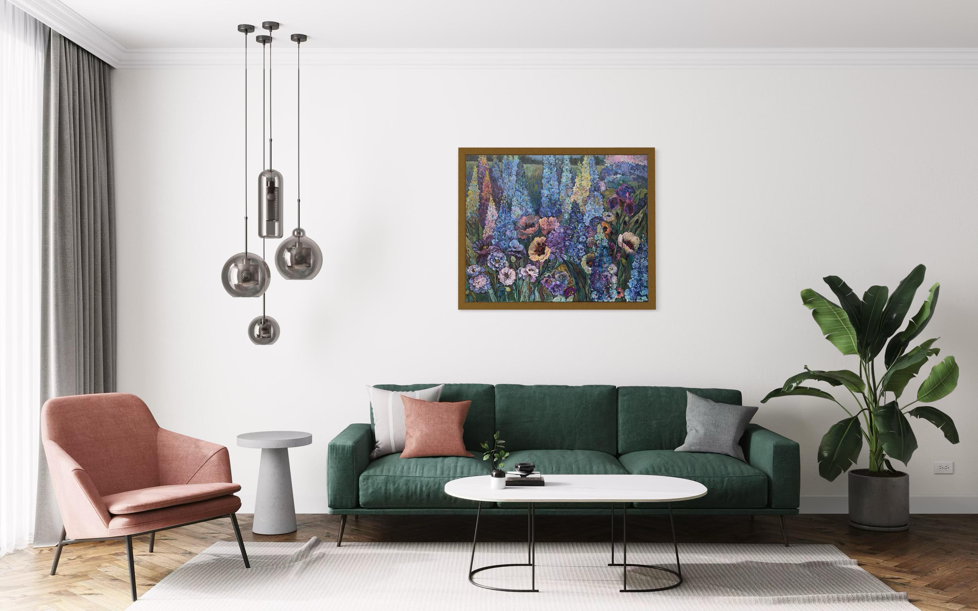 Cette œuvre d'art vibrante capture magistralement l'essence d'un jardin luxuriant en pleine floraison. Les delphiniums en forme de tour, rendus dans des bleus et des violets vifs, dominent la scène, leurs hautes flèches créant un rythme vertical