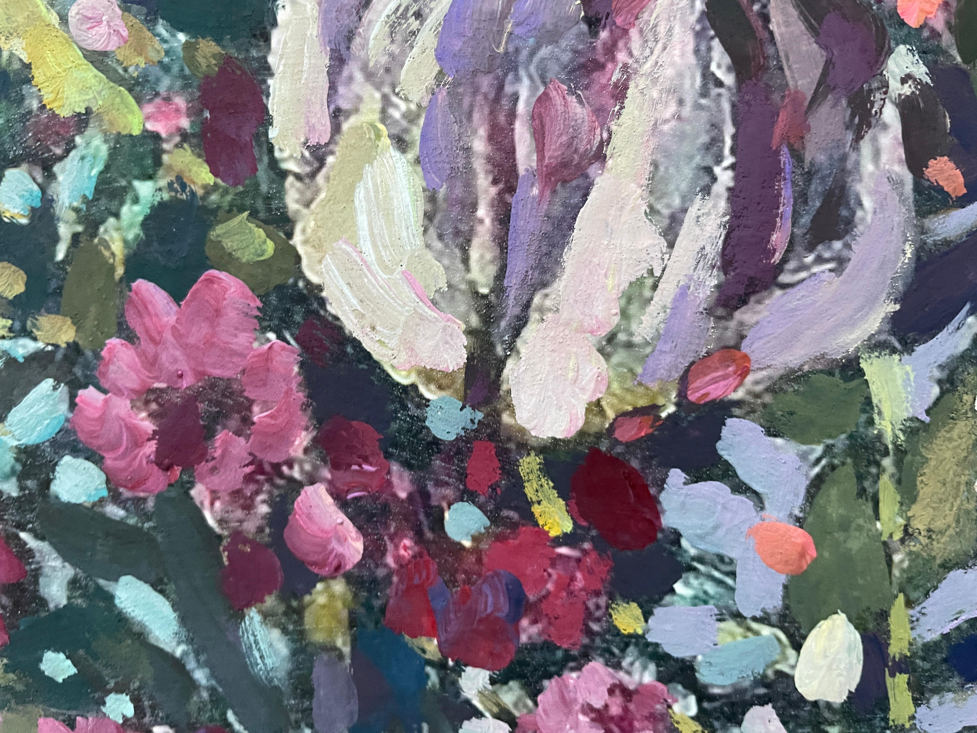 Cette œuvre d'art vibrante est une nature morte magistrale représentant un bouquet luxuriant logé dans un vase sombre et élégant. Les fleurs vives et audacieuses, telles que les pivoines et les tulipes, s'épanouissent avec une présence frappante,