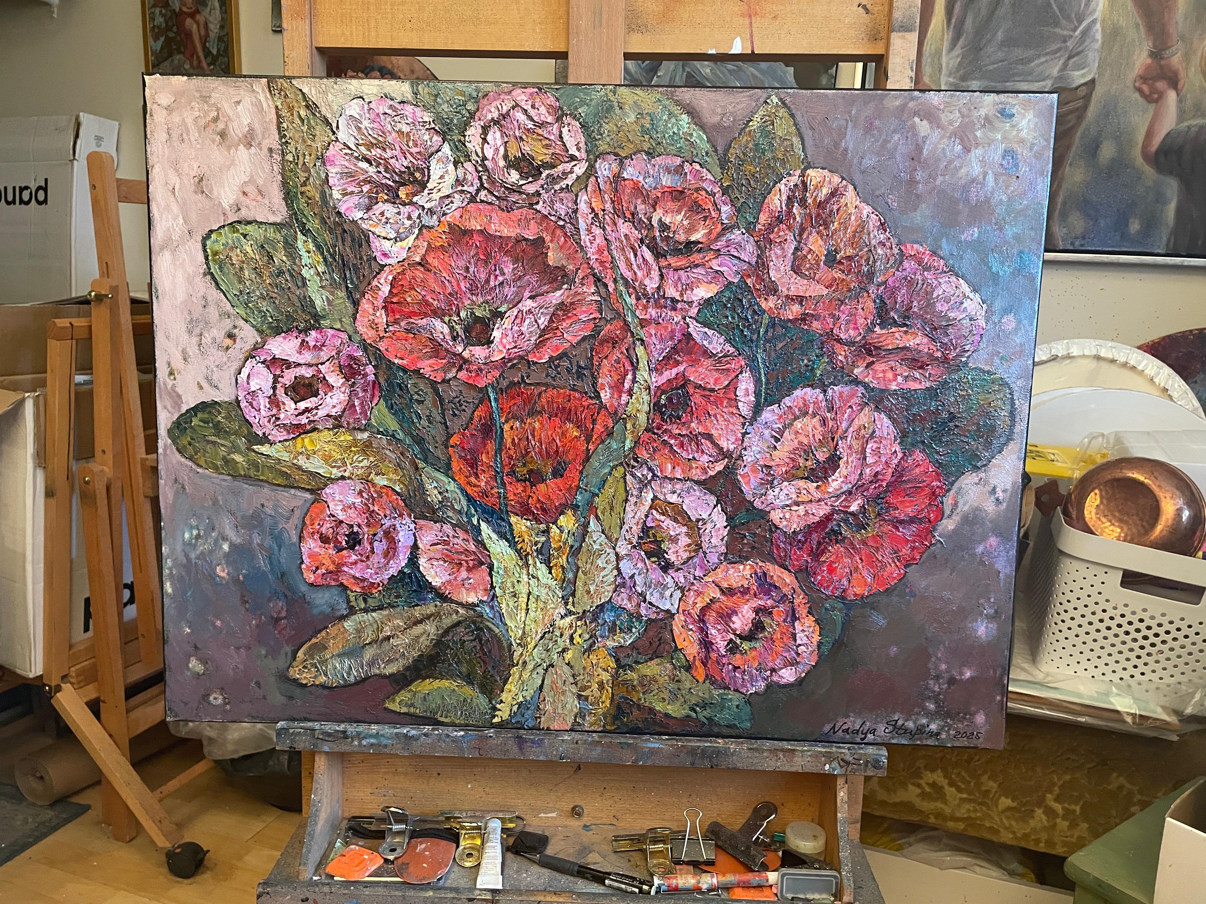 Esta obra de arte capta magistralmente un ramo de flores vibrantes, representadas en un estilo texturizado, similar a un mosaico. El arreglo presenta un conjunto de grandes rosas en flor en tonos rojos, rosas y morados, elegantemente perfiladas en