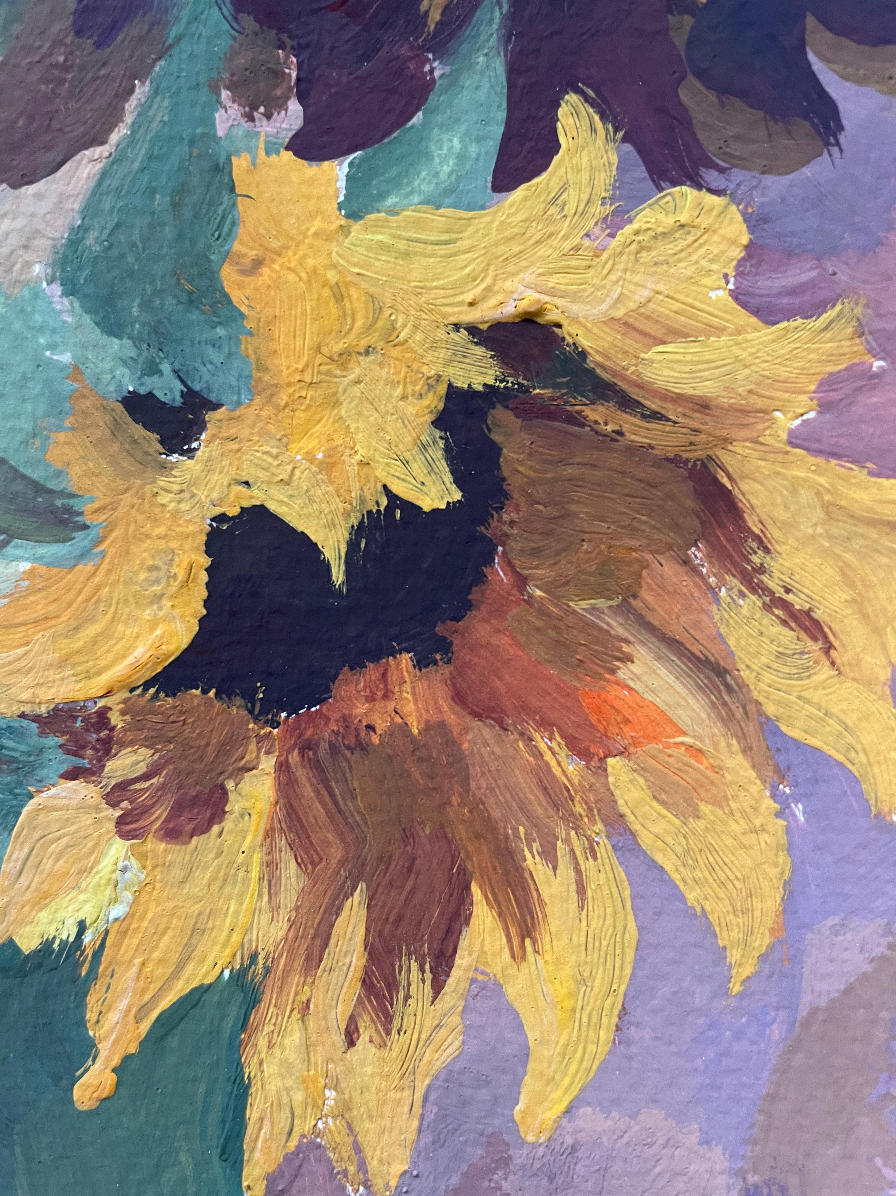 Quest'opera d'arte mostra un vivace bouquet di girasoli disposti in un semplice vaso bianco, catturando l'essenza del fascino rustico. I girasoli sono raffigurati in vari stadi di fioritura, con petali che vanno dai gialli brillanti agli arancioni