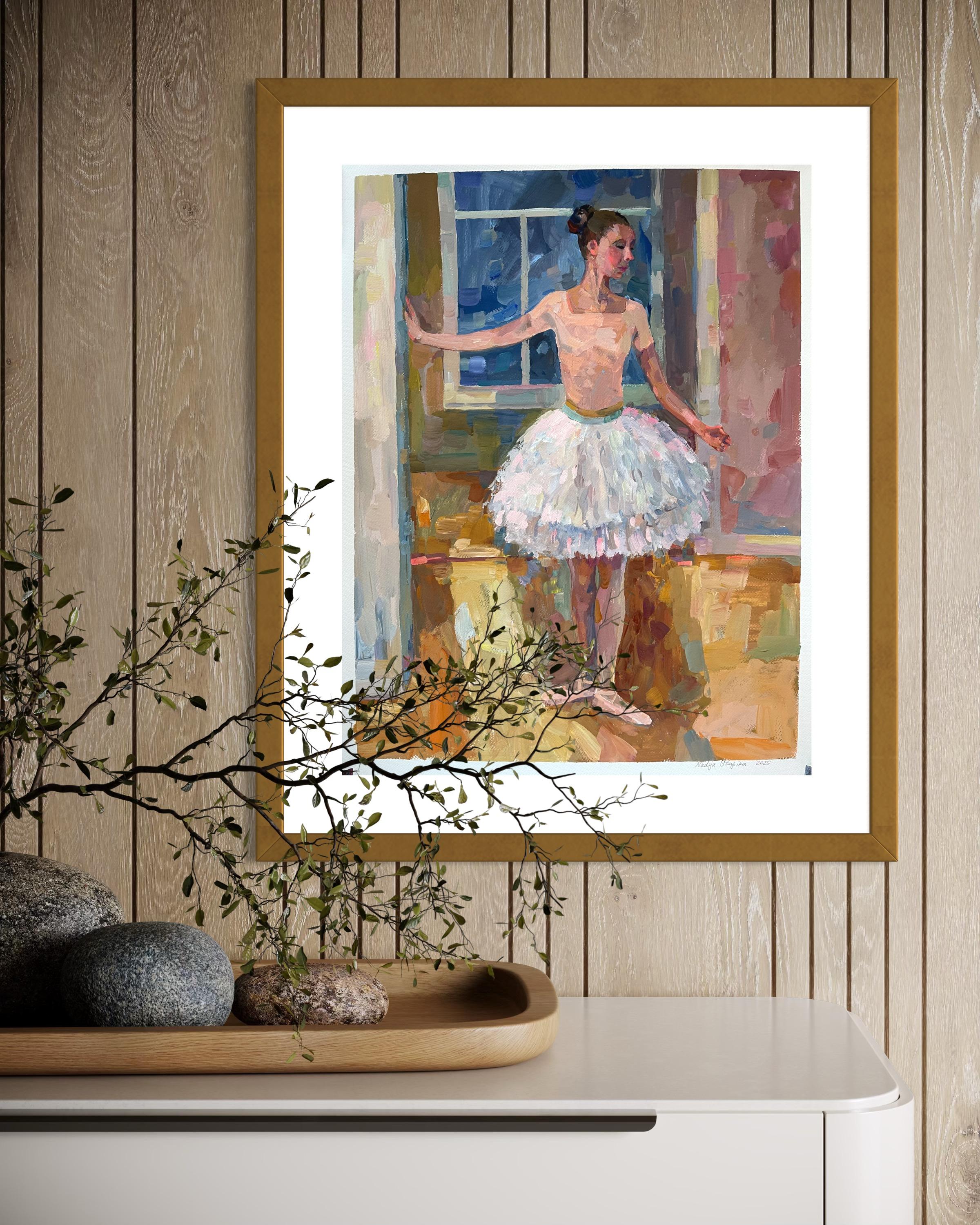 Esta obra de arte representa a una bailarina en posición de equilibrio en una habitación cálida y suavemente iluminada. La bailarina está de pie en una pose elegante, con un brazo delicadamente extendido mientras el otro se apoya suavemente en el