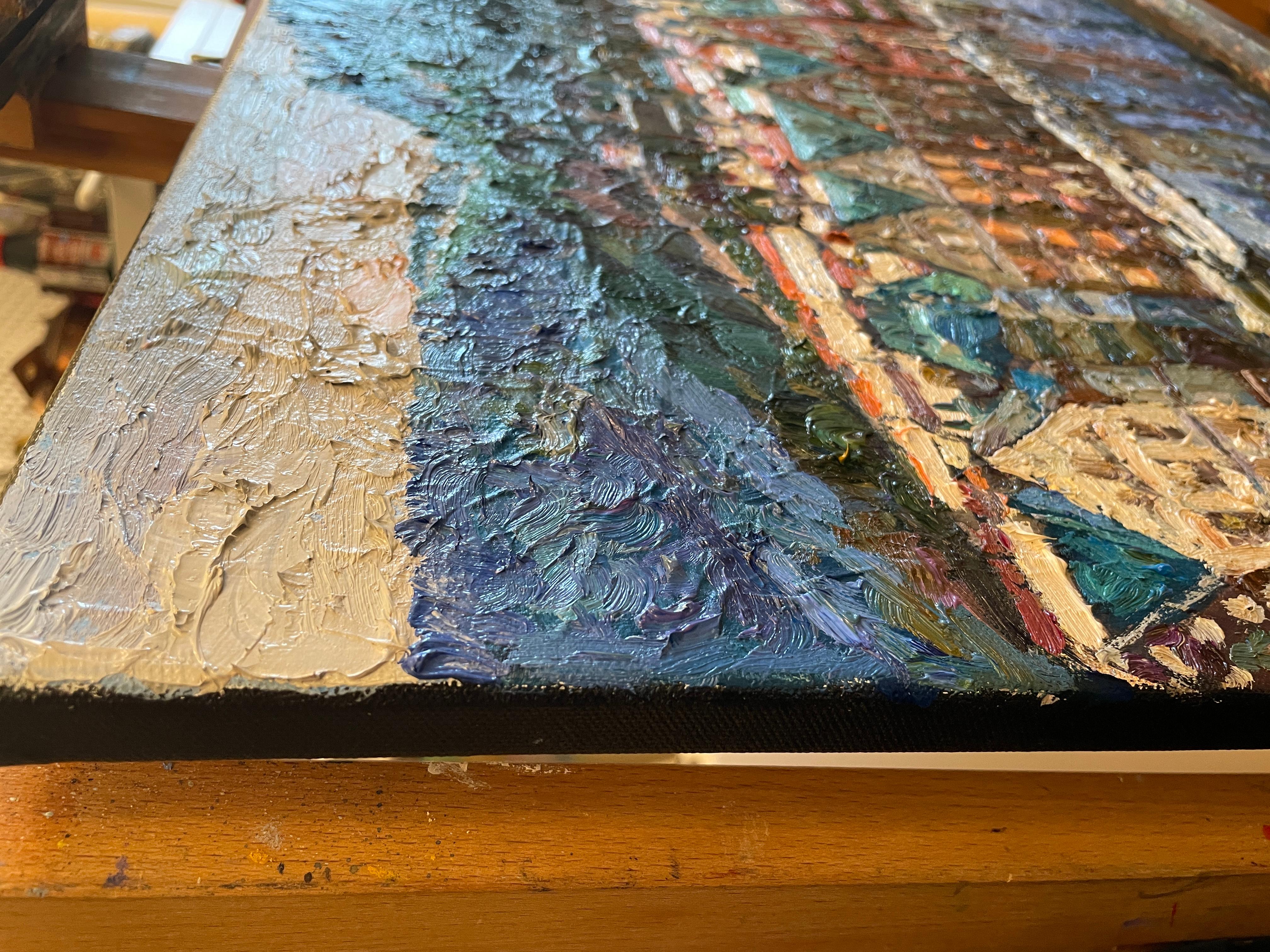 Cette œuvre d'art capture de manière saisissante un paysage urbain au bord de l'eau, présentant une rangée de bâtiments traditionnels aux couleurs vives et aux charmants toits triangulaires. Les riches teintes de l'architecture contrastent de