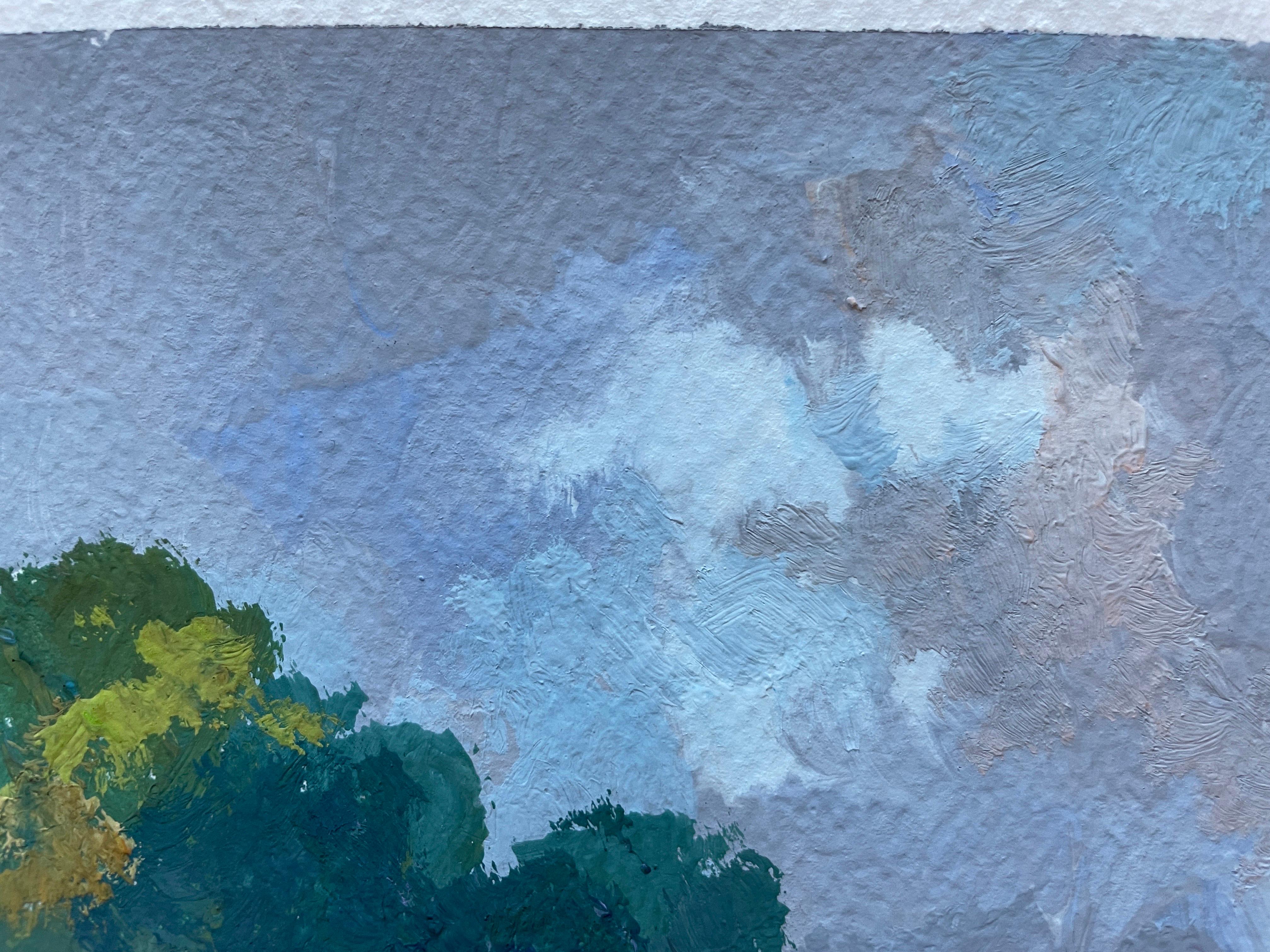 Esta obra de arte presenta un paisaje encantador, captado con una magistral atención al detalle. La escena está dominada por un grupo de vibrantes pinos, cuyo exuberante y verde follaje añade una esencia de vida y vitalidad. Los árboles se alzan