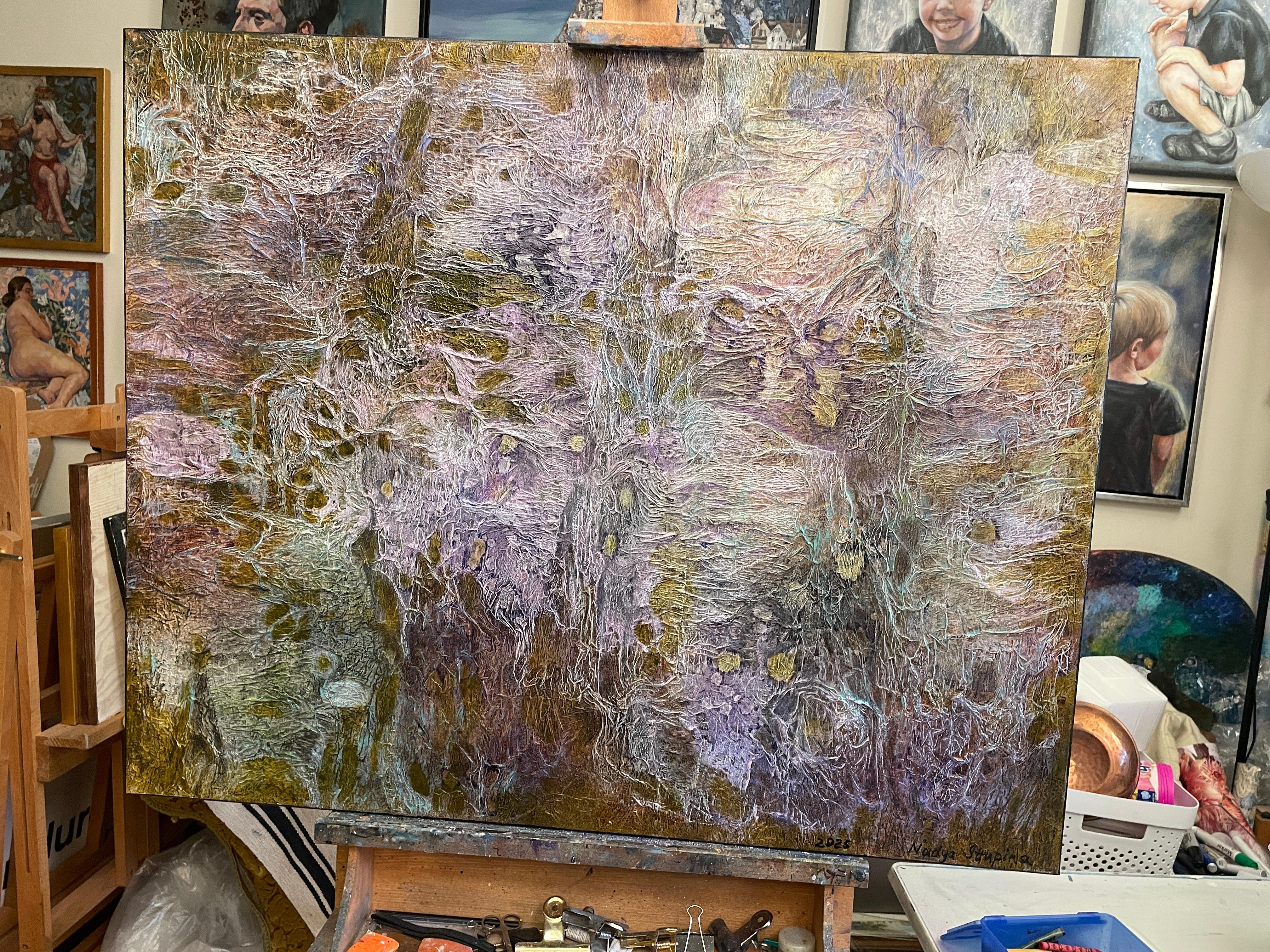 Questa opera d'arte è un intricato arazzo di texture astratte e colori tenui, che crea un'esperienza visiva enigmatica e coinvolgente. La composizione è dominata da motivi vorticosi che evocano l'erosione naturale delle superfici rocciose o la
