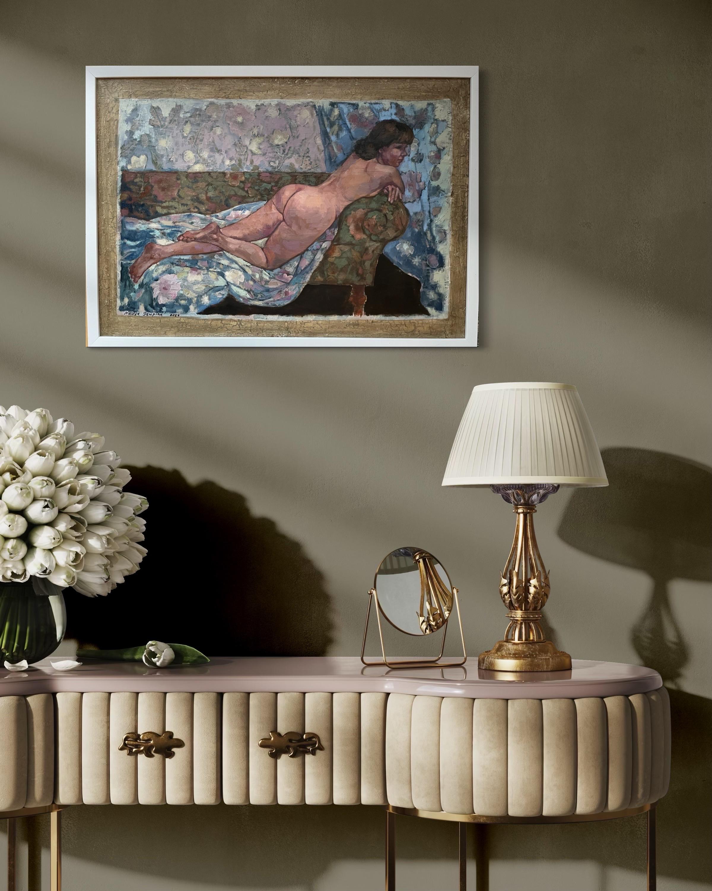 Esta obra de arte capta vívidamente una figura desnuda reclinada que se extiende con gracia sobre un sofá de rica textura. La composición está envuelta en una gama de tonos cálidos y apagados, con la piel de la figura en suaves rosas y marrones