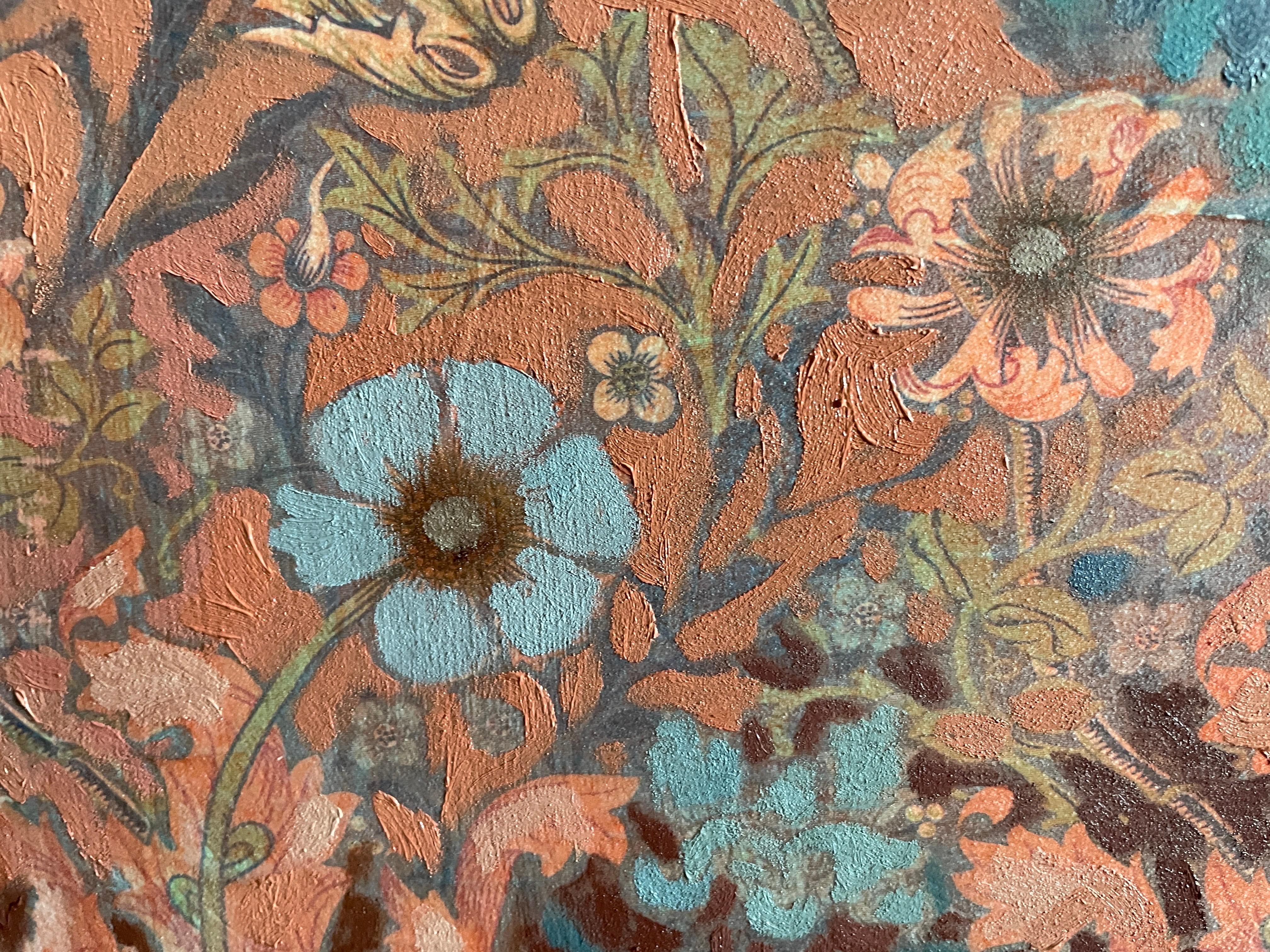 Quest'opera d'arte presenta una miscela magistrale di forme umane e intricati motivi botanici, creando un sorprendente contrasto visivo. A dominare l'opera, un nudo femminile reclinato è reso con toni morbidi e naturalistici. La sua posa rilassata
