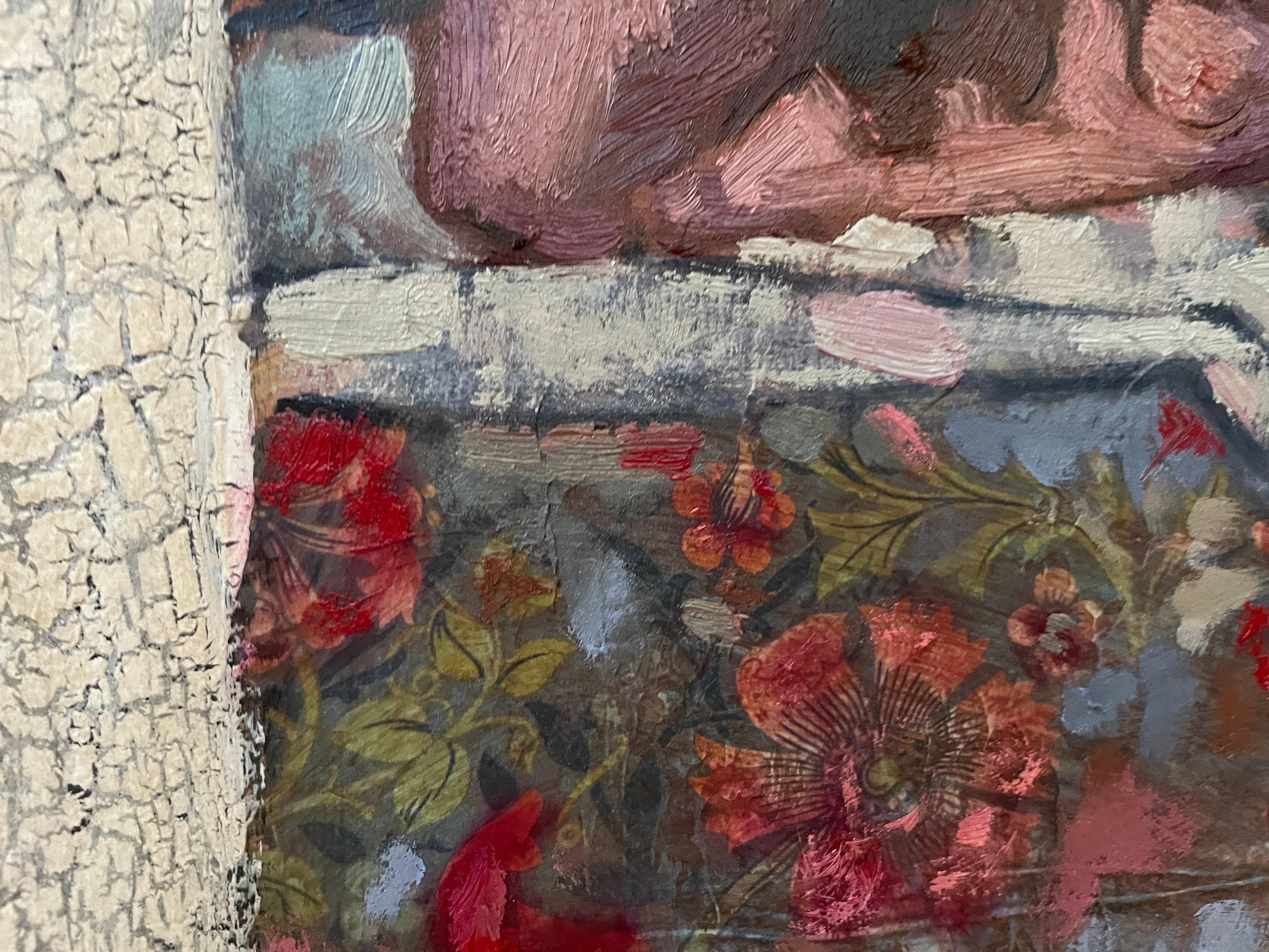 Dieses bezaubernde Kunstwerk zeigt eine heitere Figur, die auf einer üppig gemusterten Couch liegt und Ruhe ausstrahlt. Das Motiv, eine Frau, ist in einen durchsichtigen weißen Stoff gehüllt, der einen kunstvollen Kontrast zu den leuchtend roten und