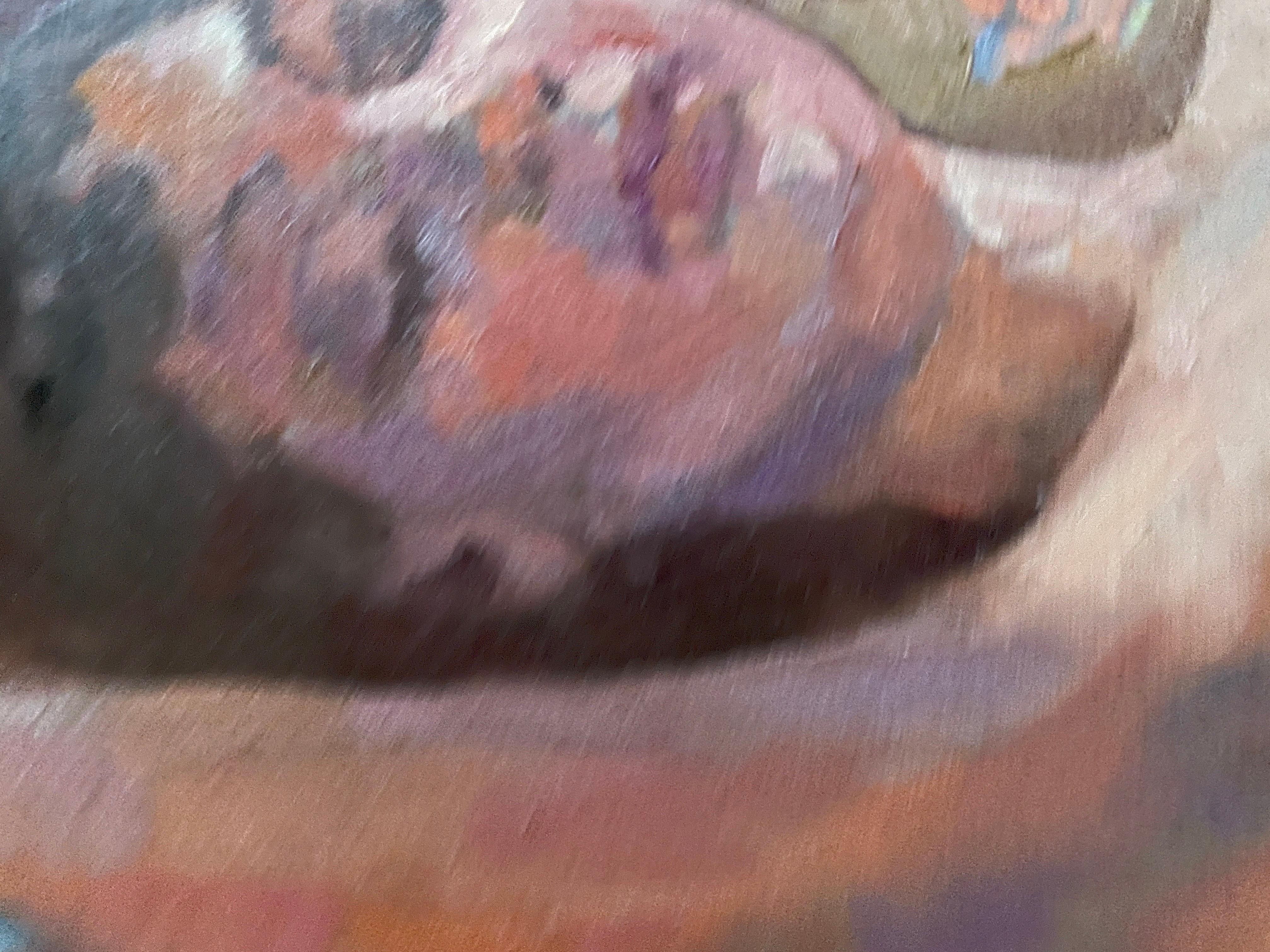 Esta obra de arte es un fascinante retrato de una figura desnuda recostada, que combina con maestría el realismo con elementos impresionistas. El sujeto está envuelto en ricos y ornamentados tejidos con intrincados motivos florales, que añaden un