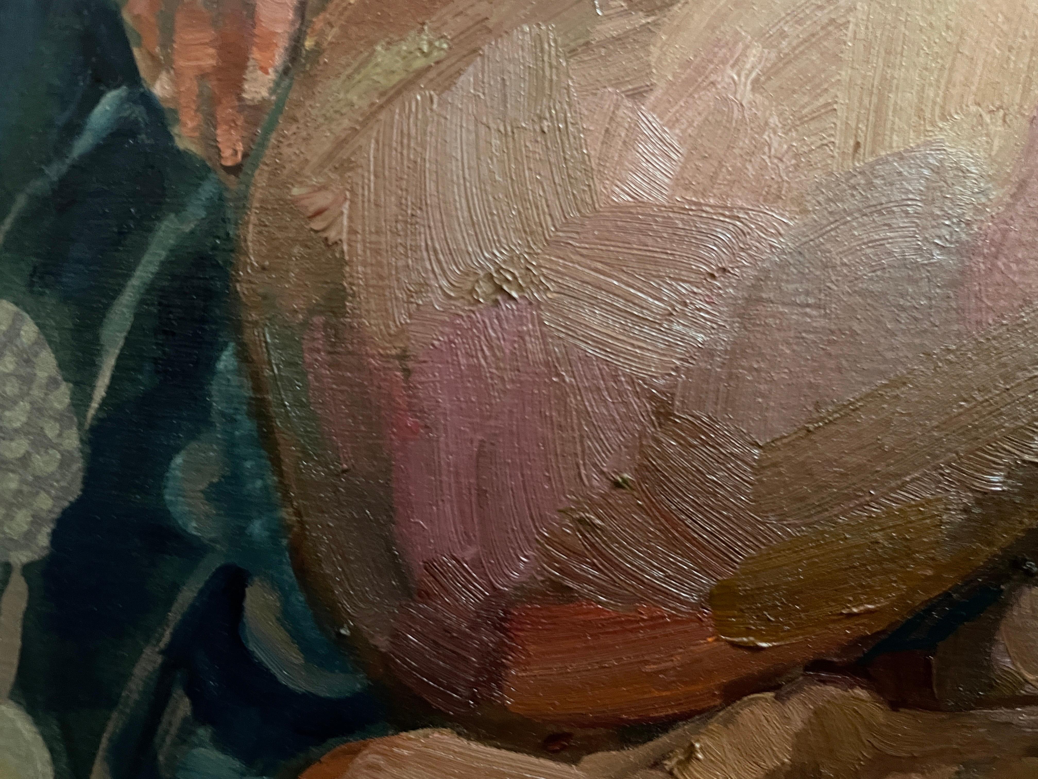 Dieses fesselnde Kunstwerk zeigt eine ruhige und introspektive Darstellung einer liegenden Figur, die sich nahtlos in einen üppigen, blumigen Hintergrund einfügt. Das in warmen, erdigen Tönen gehaltene Motiv strahlt ein Gefühl der Ruhe und