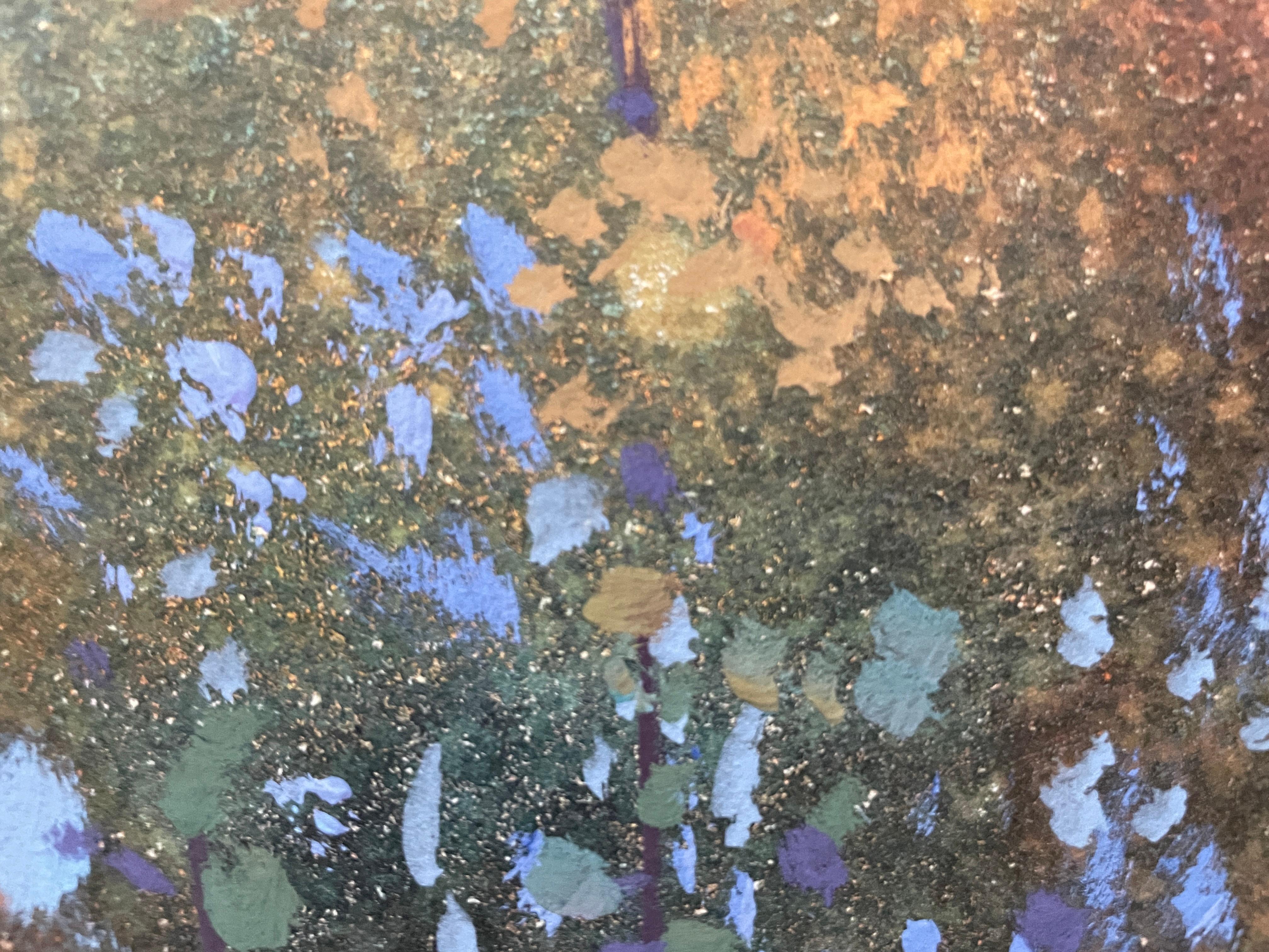 Dieses Kunstwerk fängt die Essenz einer heiteren Herbstlandschaft ein, die sich durch einen reichen Farbteppich auszeichnet. Das Gemälde zeigt eine bewaldete Gegend mit Bäumen, die mit Laub in Gold-, Orange- und Rosttönen geschmückt sind, vor einem