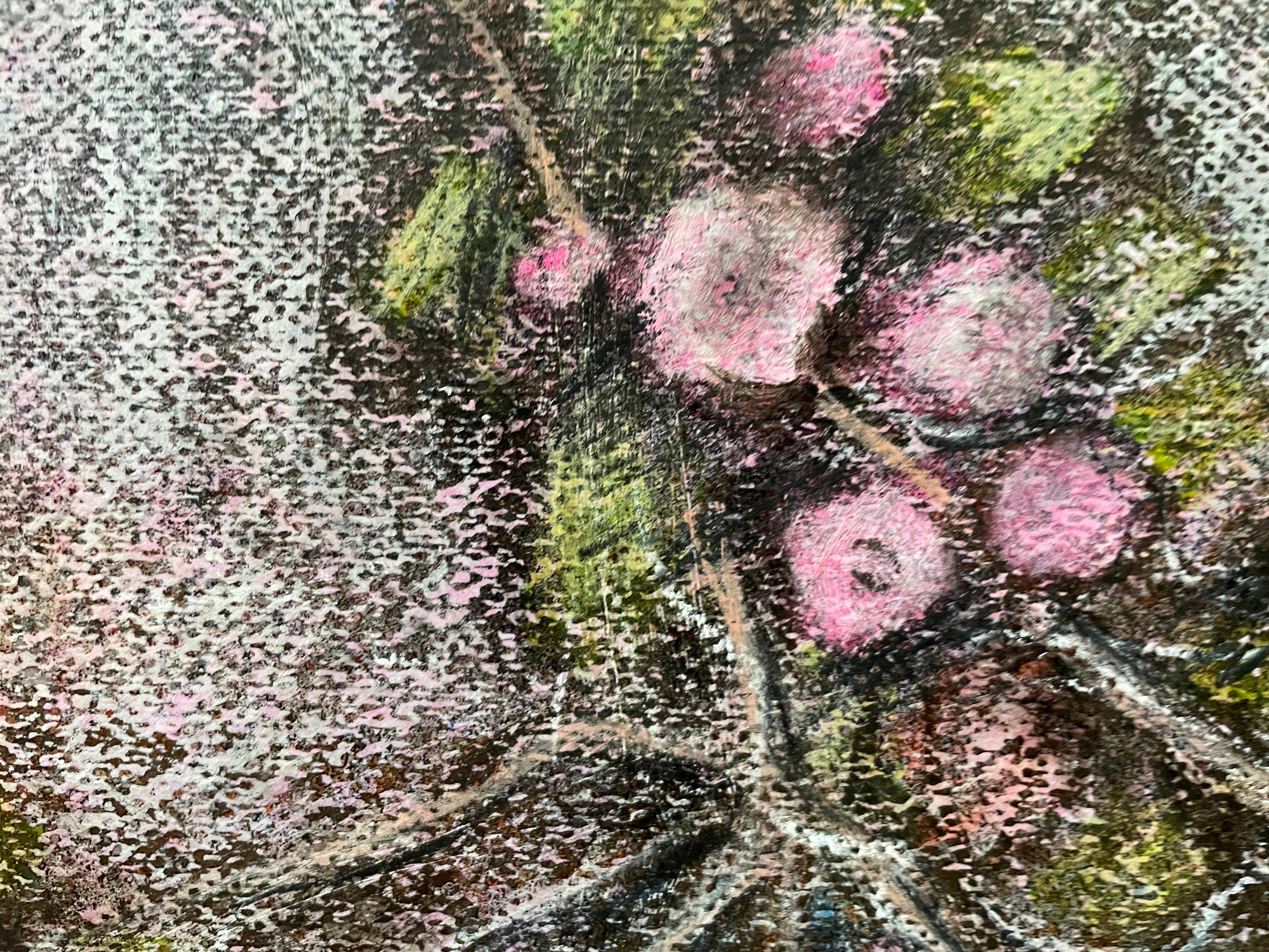 Dieses Kunstwerk zeigt anschaulich die komplexe Struktur knorriger Äste, die mit zarten Blüten geschmückt sind. Die Zweige verschlingen sich und bilden ein kompliziertes Geflecht vor einem verschwommenen, mehrfarbigen Hintergrund, der ein Gefühl von