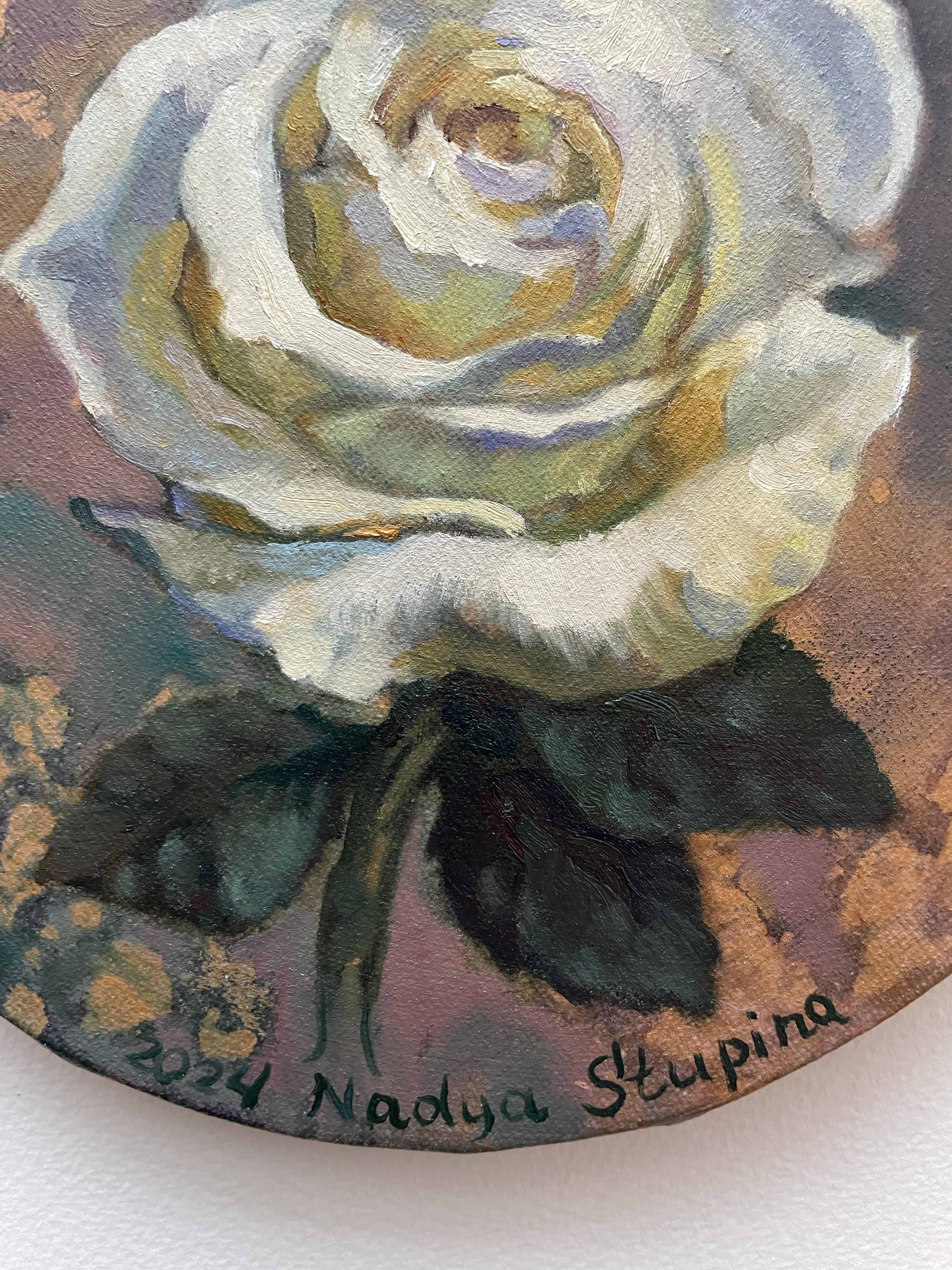 Esta exquisita obra de arte, atribuida a Nadya Stupina, muestra una magistral representación de una rosa blanca en su centro. Pintados sobre un lienzo circular, los pétalos suaves y estratificados de la flor desprenden una cualidad casi etérea,