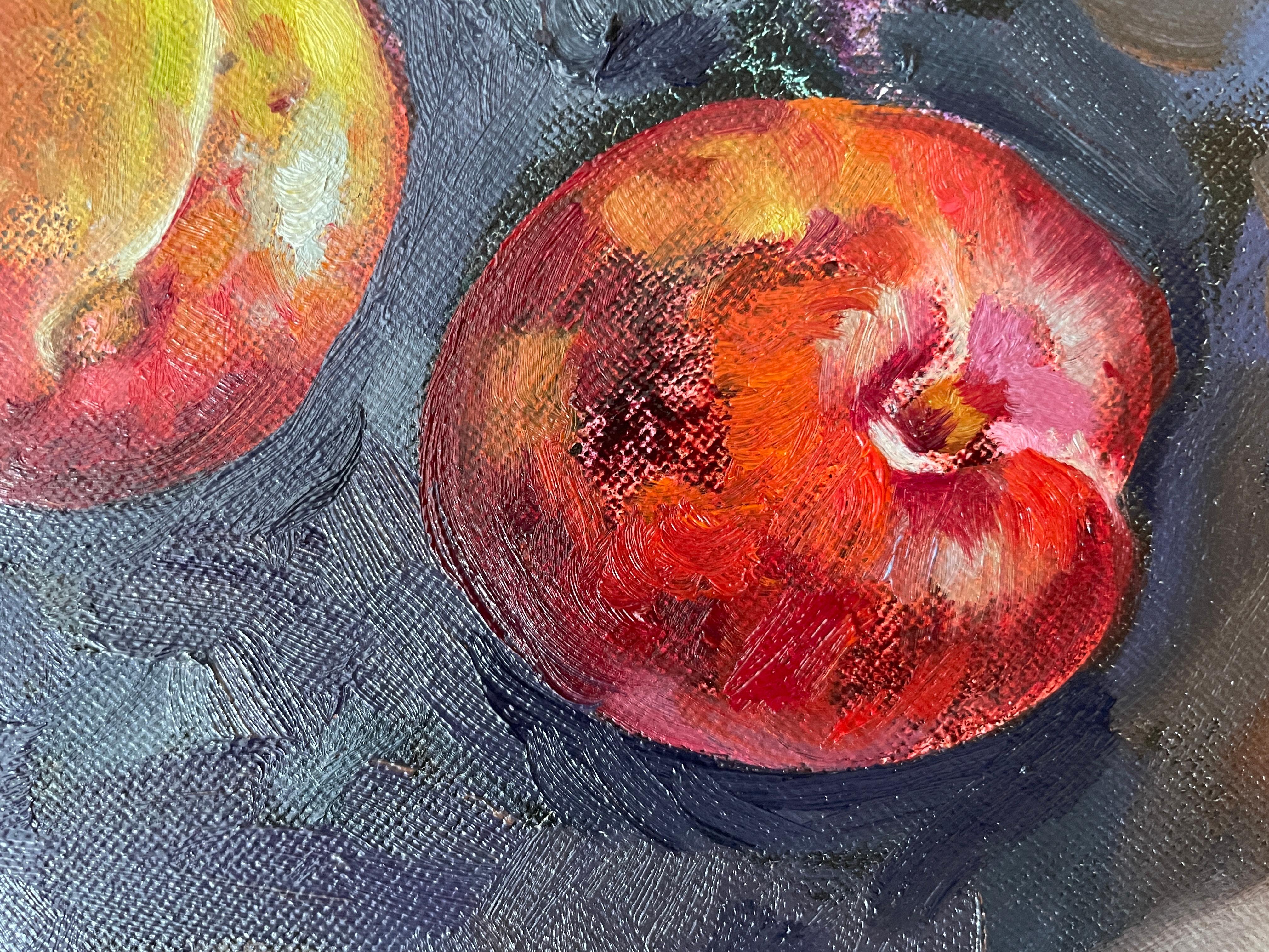 Dieses dynamische Kunstwerk ist ein rundes Stillleben, das meisterhaft die reichhaltigen Texturen und leuchtenden Farben reifer Früchte einfängt. Vor einem gedämpften, abstrakten Hintergrund strahlen die Früchte Vitalität und Frische aus. Ihre