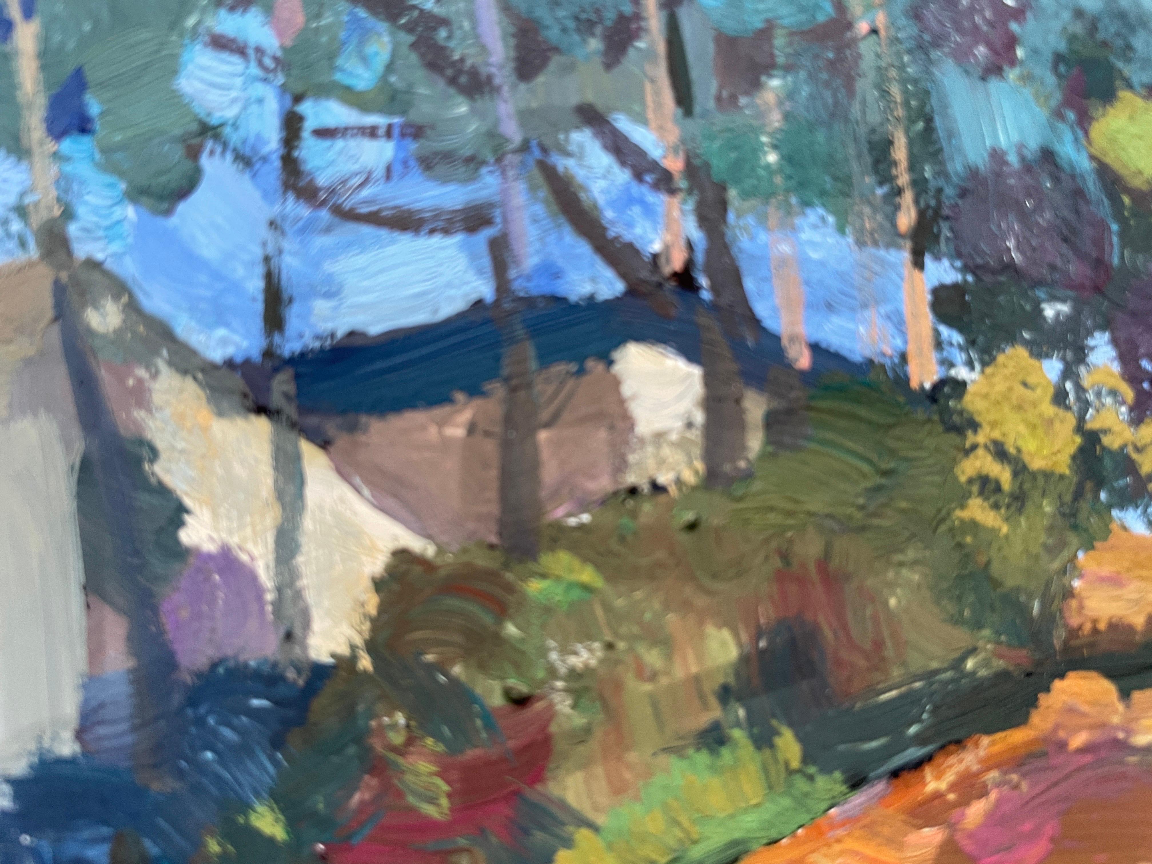 Esta obra de arte capta un sereno paisaje suburbano, mostrando un dominio de la luz y el color. La escena está dominada por un conjunto de frondosos árboles, cuyas hojas son un vibrante tapiz de verdes que proyectan juguetonas sombras sobre los