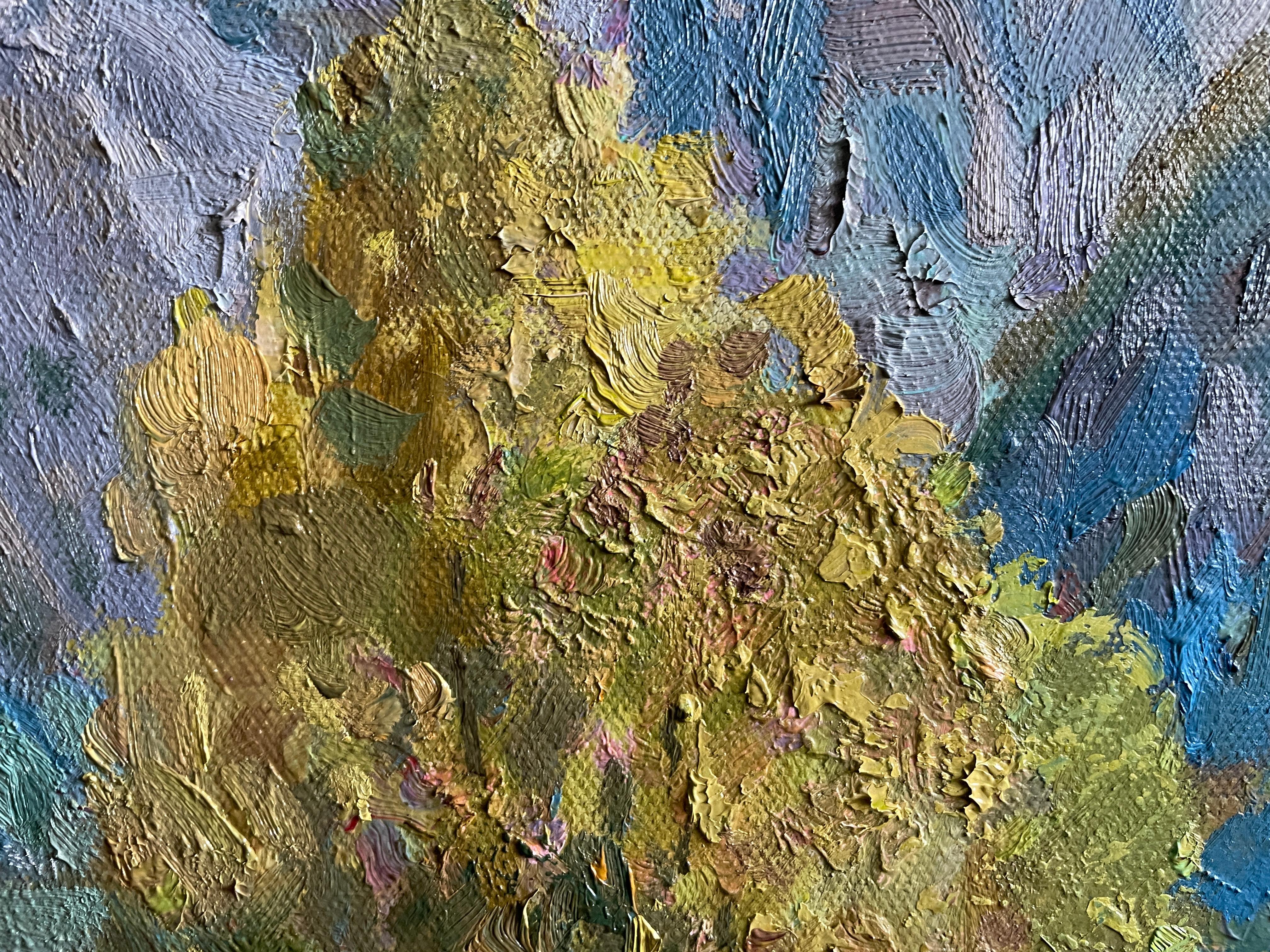 Questo accattivante dipinto di paesaggio raffigura una serena scena lacustre, dominata da imponenti montagne. Le montagne vantano un mosaico di verdi tenui, grigi e marroni, evidenziati dalla luce del sole. In primo piano, alberi di un verde intenso