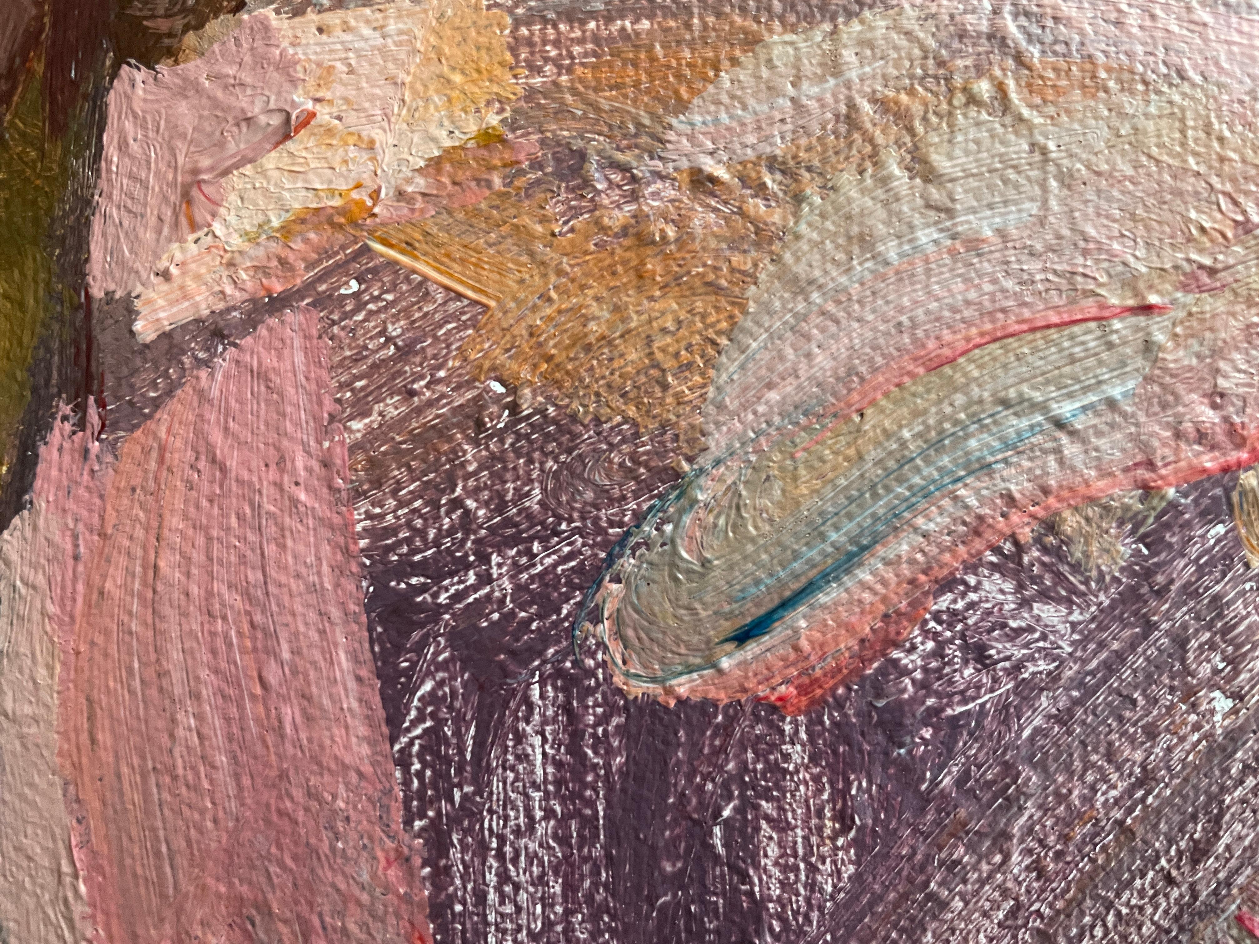 Cette œuvre d'art est un portrait saisissant représentant un personnage assis sur une toile de fond vibrante. L'artiste utilise des coups de pinceau audacieux et une riche palette, mêlant des tons de terre à des roses dynamiques, pour créer de la