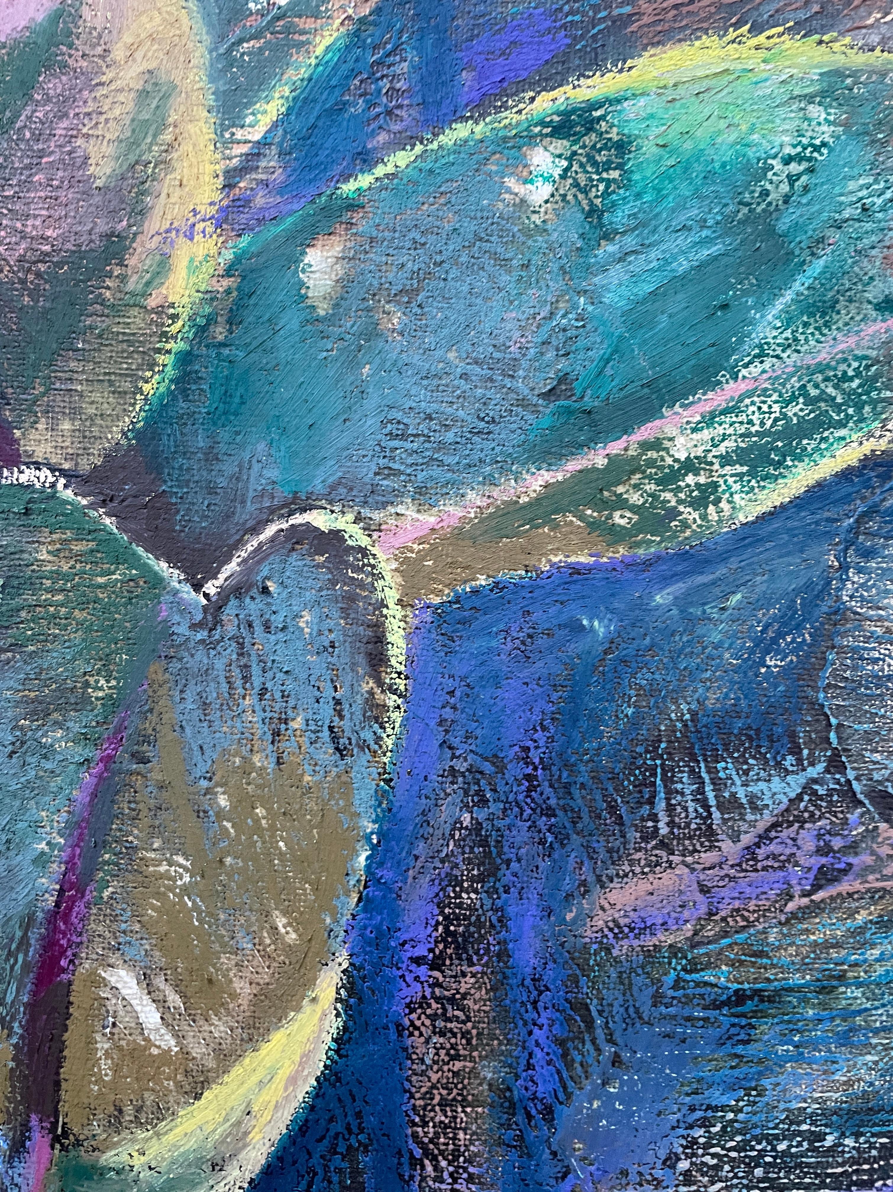 Questa sorprendente opera d'arte di natura morta cattura in modo vivido una disposizione di oggetti di uso quotidiano con un uso audace di colori e texture. La scena è dominata da un lussureggiante bouquet di tulipani in varie tonalità di rosso,