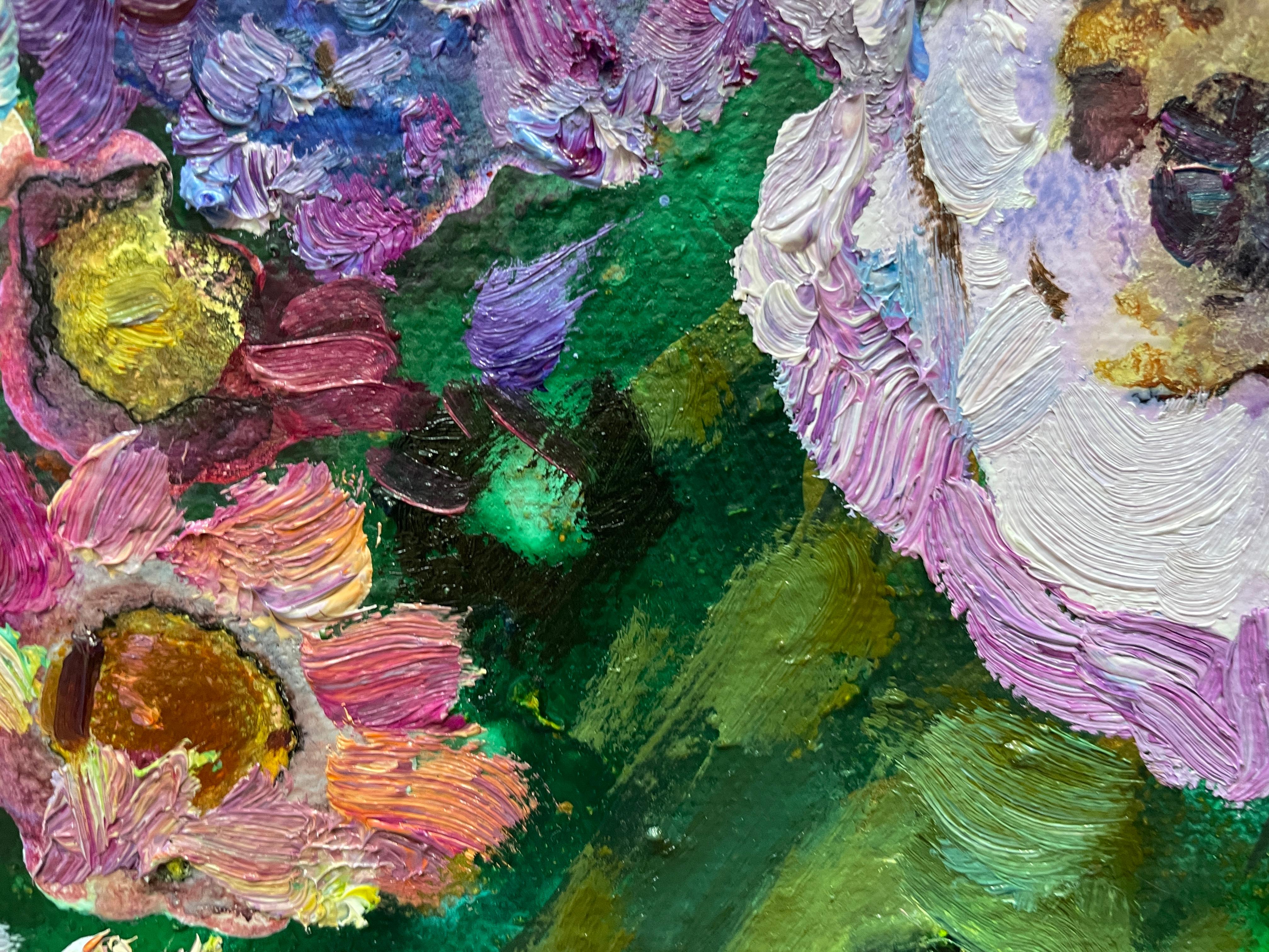 Dieses pulsierende Kunstwerk ist eine lebendige Darstellung eines üppigen Gartens in voller Blüte. Das Gemälde ist mit einer Vielzahl von Blumen in satten Violett-, Blau- und Gelbtönen übersät und zeigt eine harmonische Mischung von